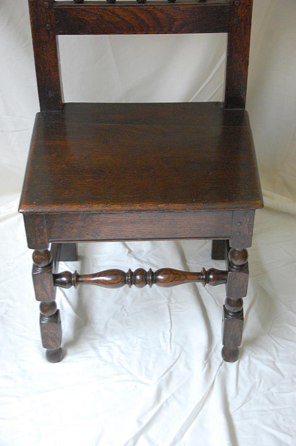 Hand-Carved English 17th Century Charles II Oak Carved Pair of Spindleback Backstools For Sale