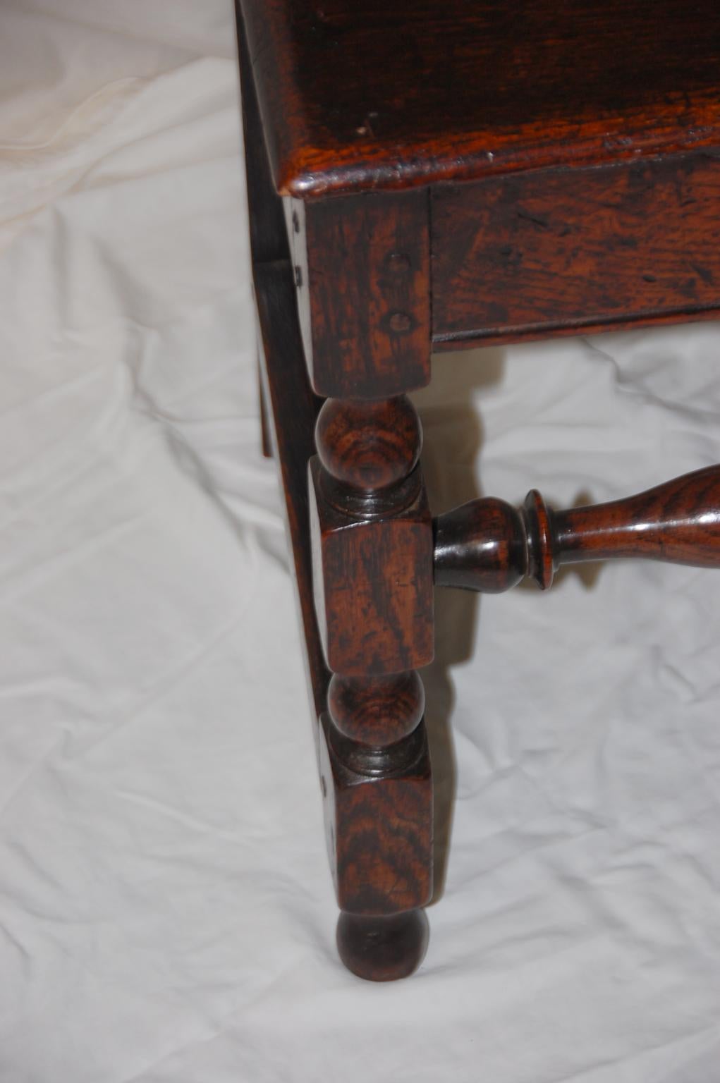 English 17th Century Charles II Oak Carved Pair of Spindleback Backstools In Good Condition For Sale In Wells, ME