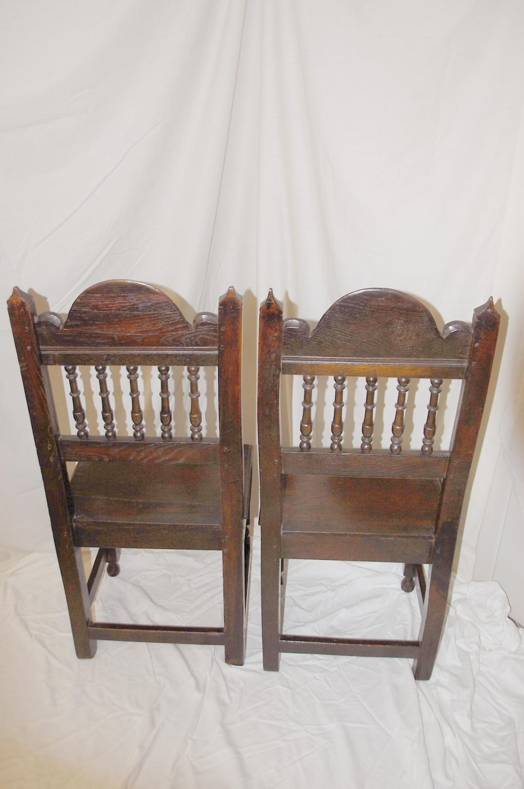 18th Century and Earlier English 17th Century Charles II Oak Carved Pair of Spindleback Backstools For Sale