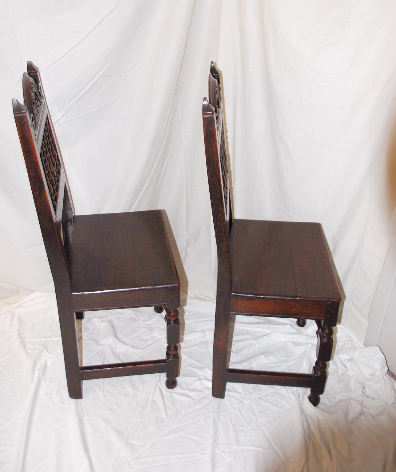 English 17th Century Charles II Oak Carved Pair of Spindleback Backstools For Sale 1