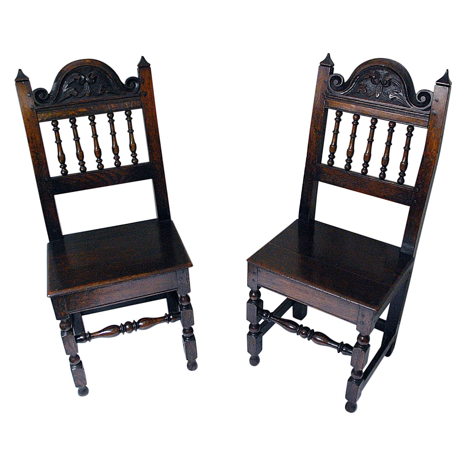 English 17th Century Charles II Oak Carved Pair of Spindleback Backstools For Sale