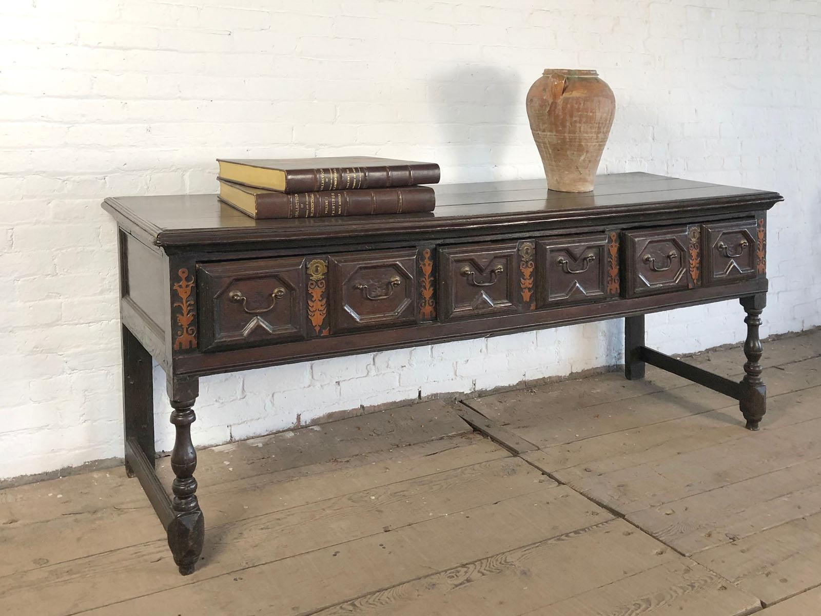 Comò basso in Oak Oak Charles II del XVII secolo In condizioni buone in vendita a Troy, NY
