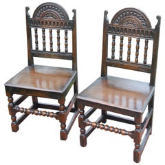 English 17th Century Charles II Period Pair of Oak Carved Chairs, Back Stools (Paire de chaises en chêne sculptées, tabourets à dossier)