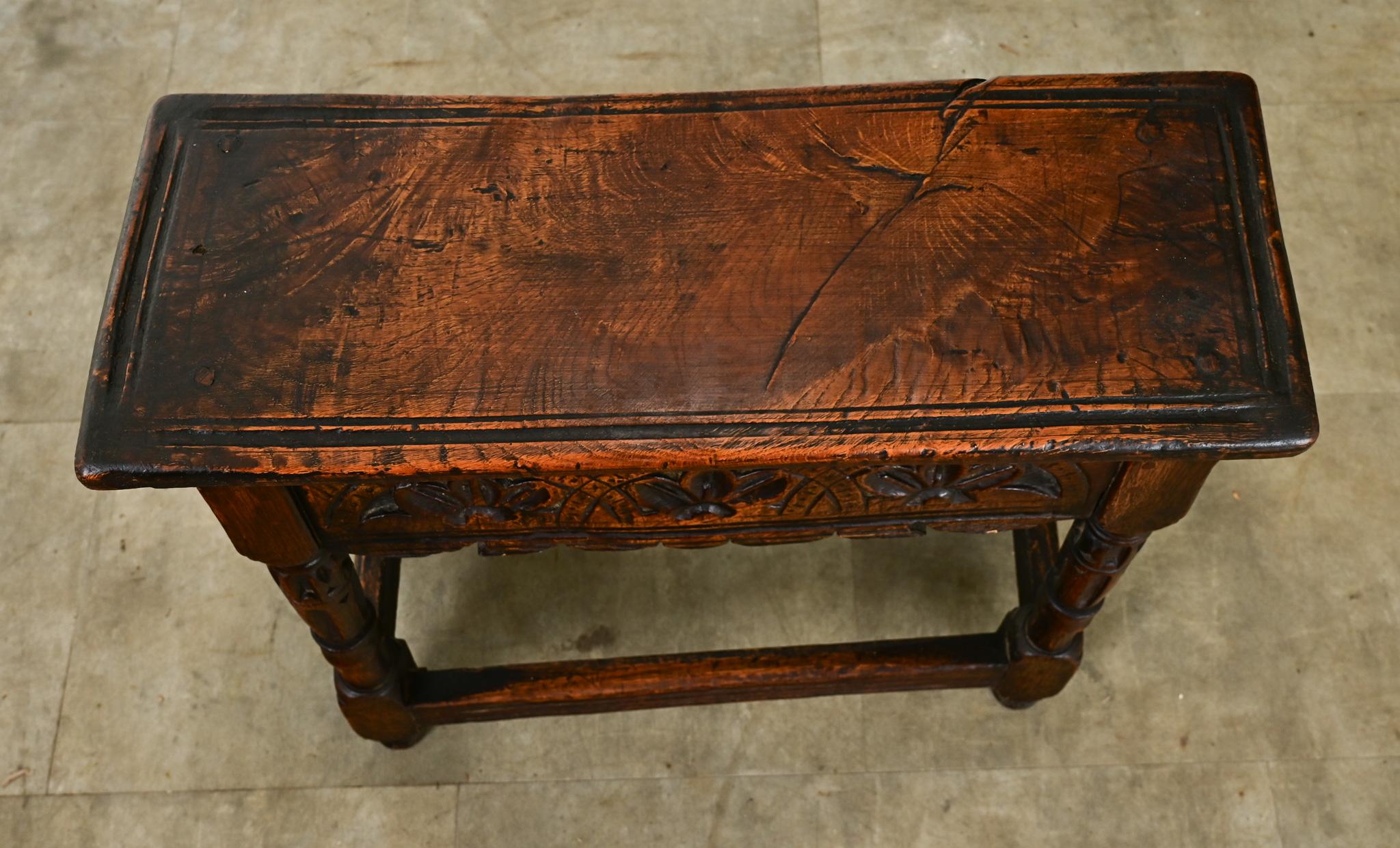 Sculpté à la main Tabouret anglais du 17e siècle de style Jacobean en vente