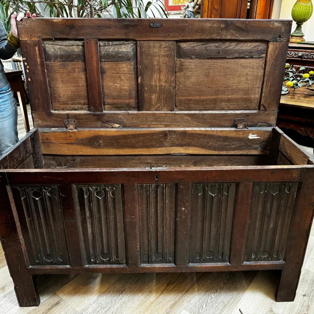 English 17th Century Joined Oak Linenfold Coffer, Stuart Period In Good Condition For Sale In Charlottesville, VA