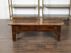 Table basse anglaise en orme des années 1800 avec deux tiroirs et patine vieillie