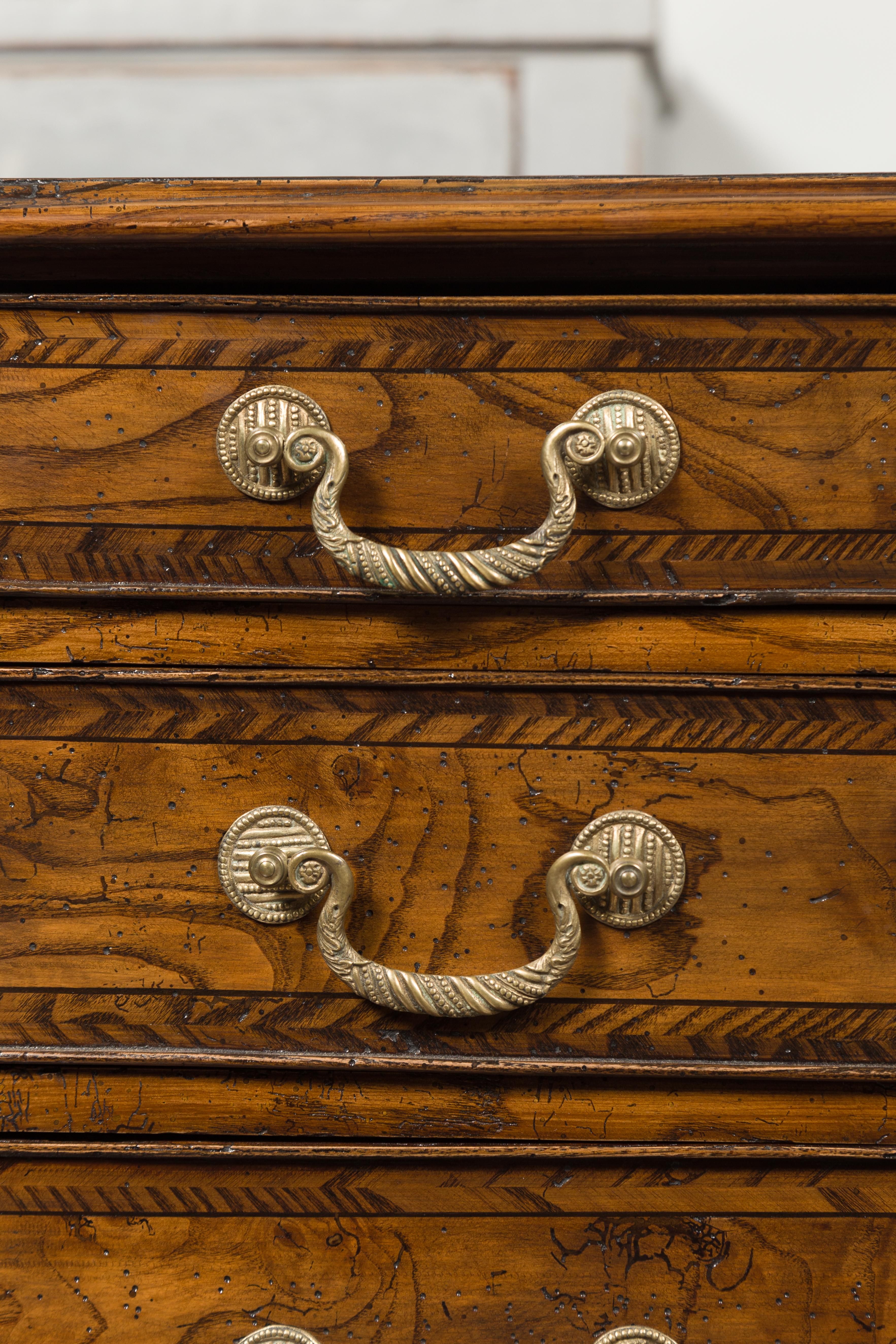 Commode anglaise 1800s George III en ronce de bois à quatre tiroirs avec bandeau de plumes en vente 4