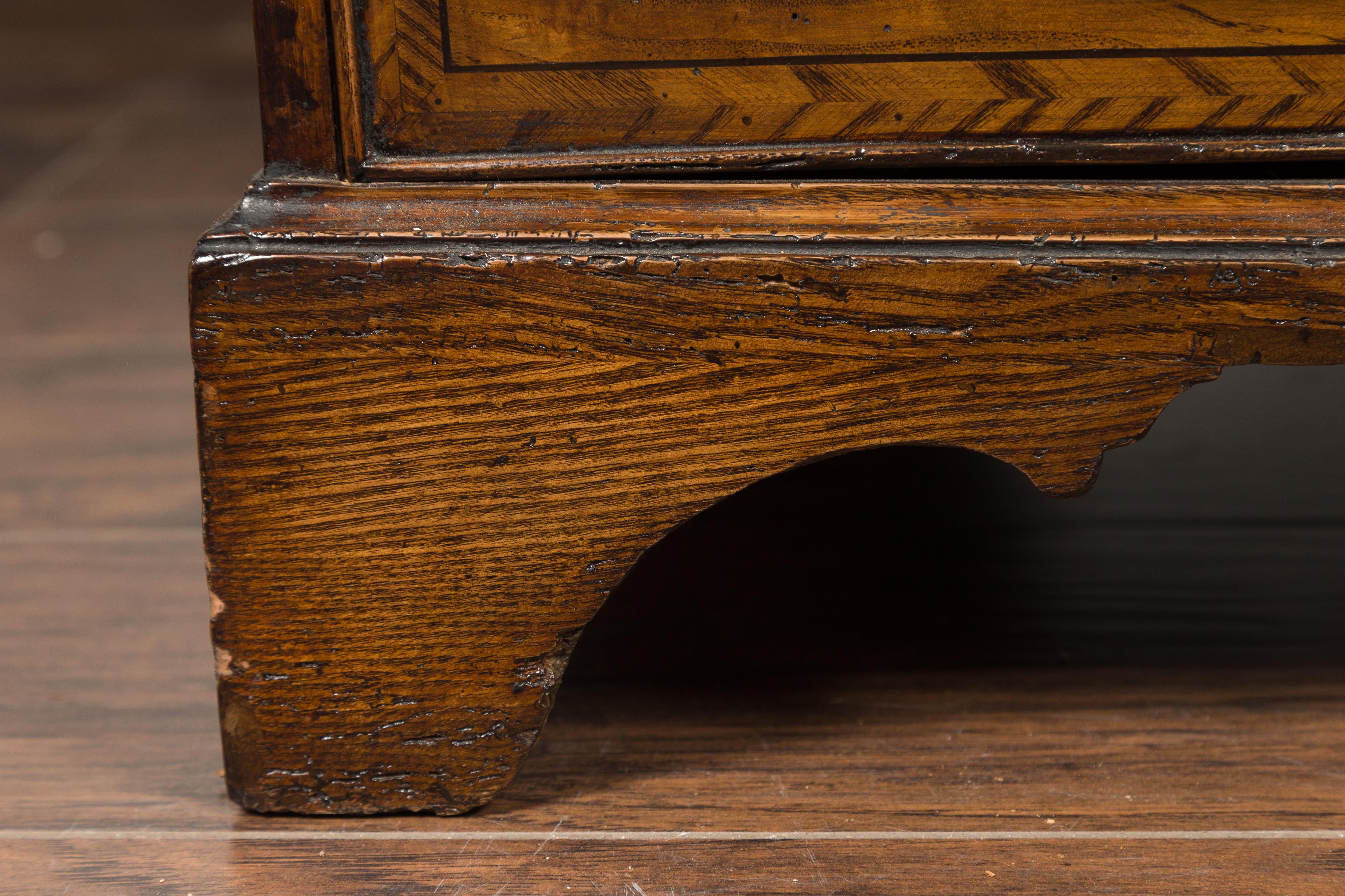 Commode anglaise 1800s George III en ronce de bois à quatre tiroirs avec bandeau de plumes en vente 5