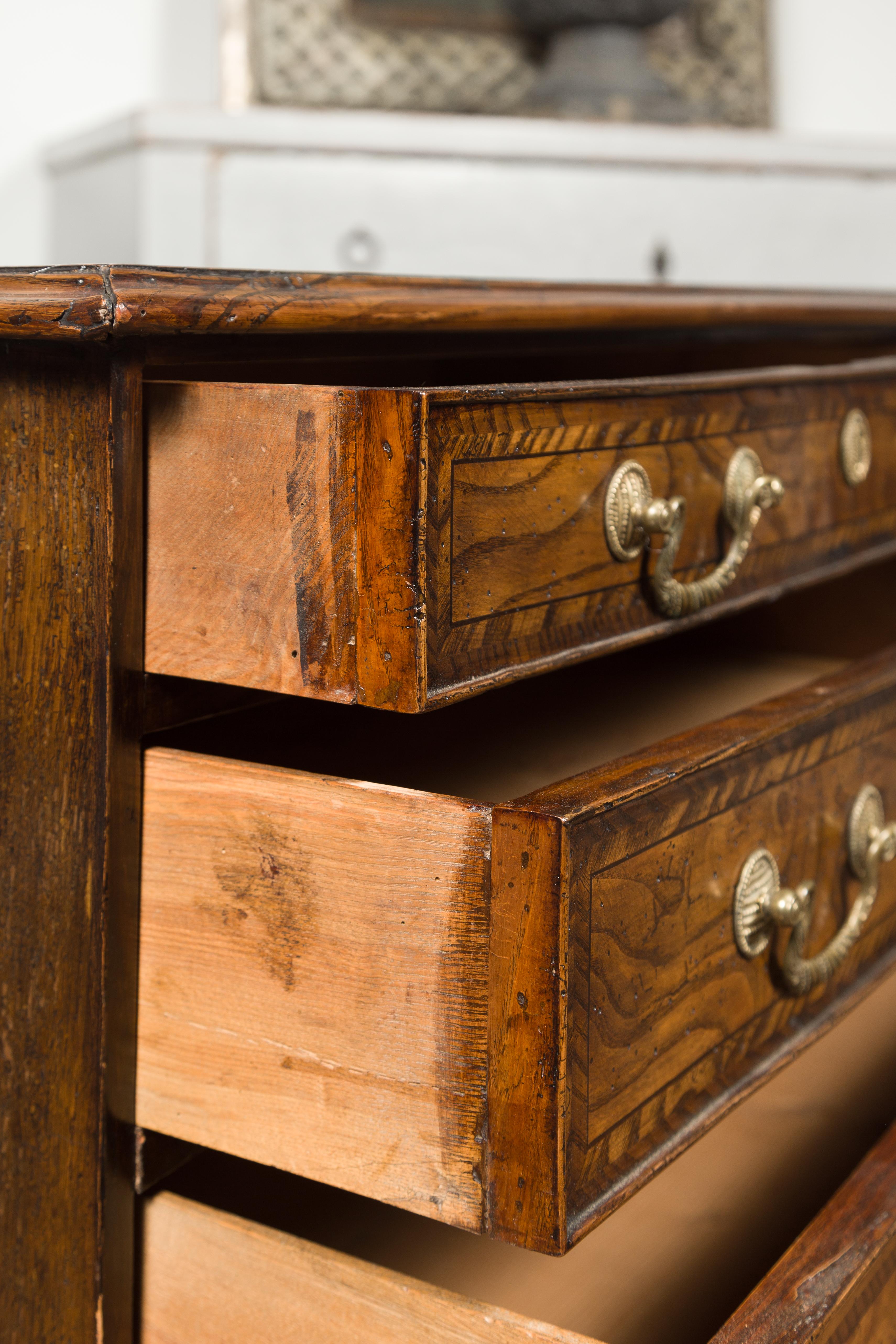 Commode anglaise 1800s George III en ronce de bois à quatre tiroirs avec bandeau de plumes en vente 8