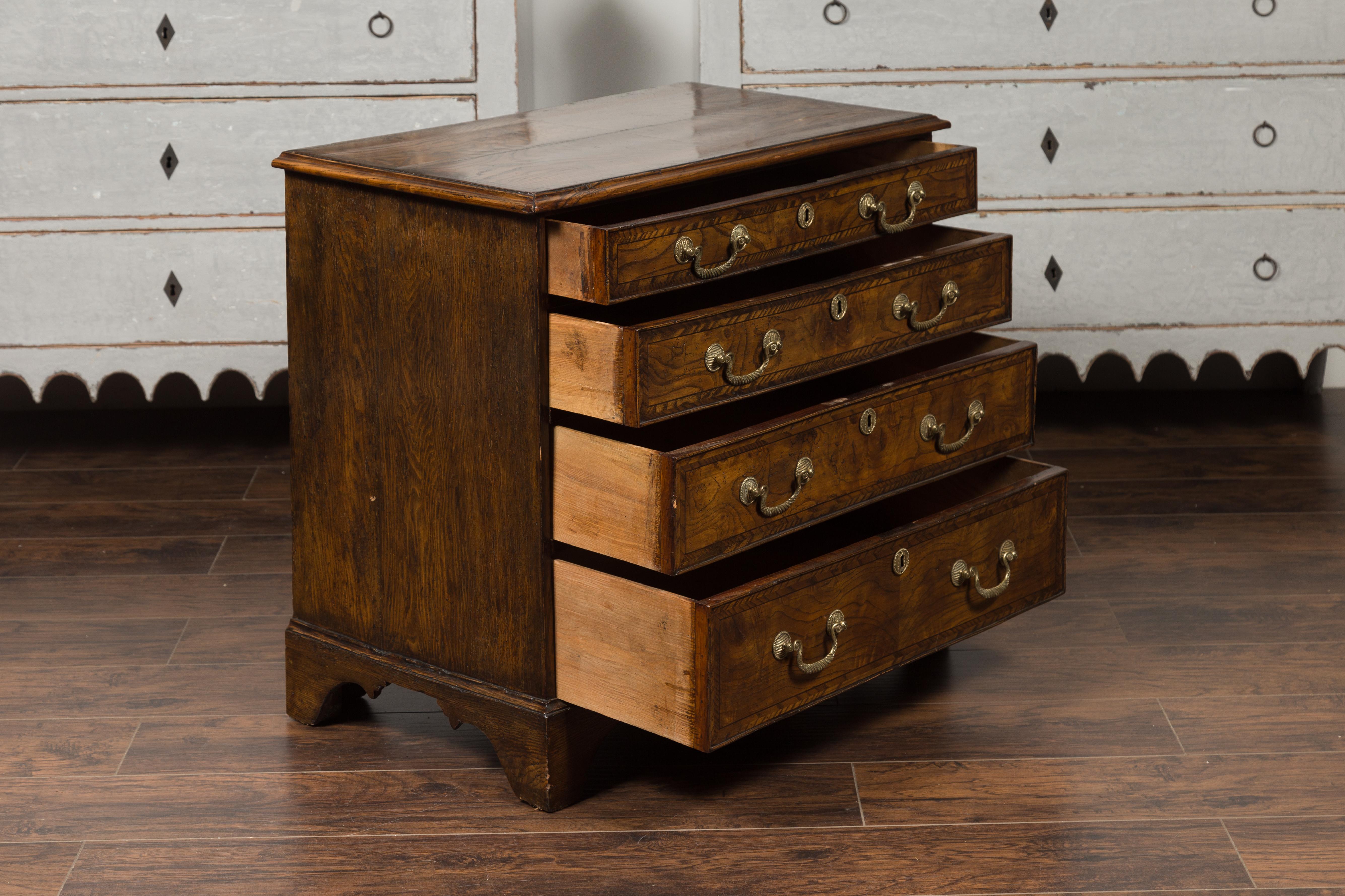 Commode anglaise 1800s George III en ronce de bois à quatre tiroirs avec bandeau de plumes en vente 9
