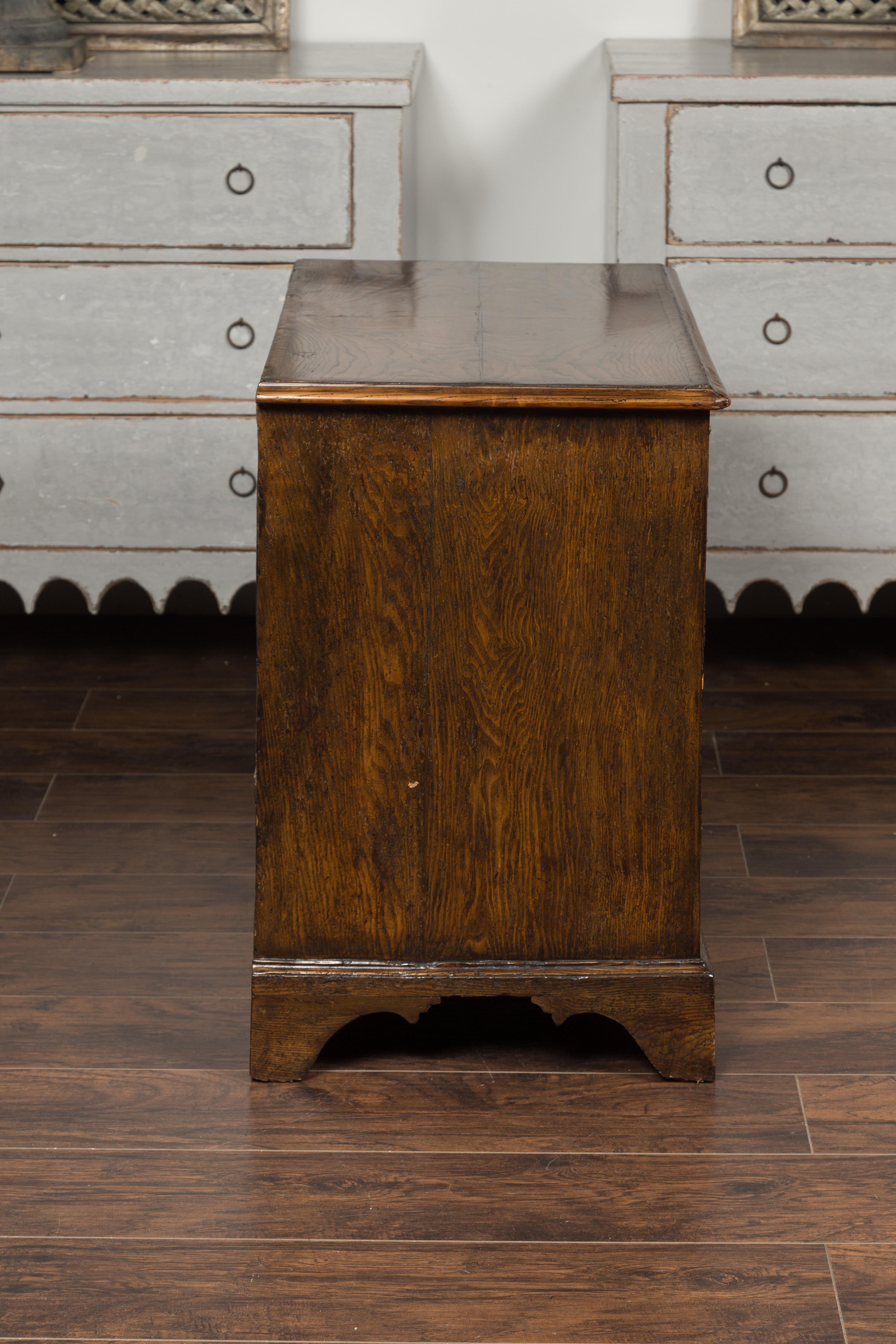 Commode anglaise 1800s George III en ronce de bois à quatre tiroirs avec bandeau de plumes en vente 10
