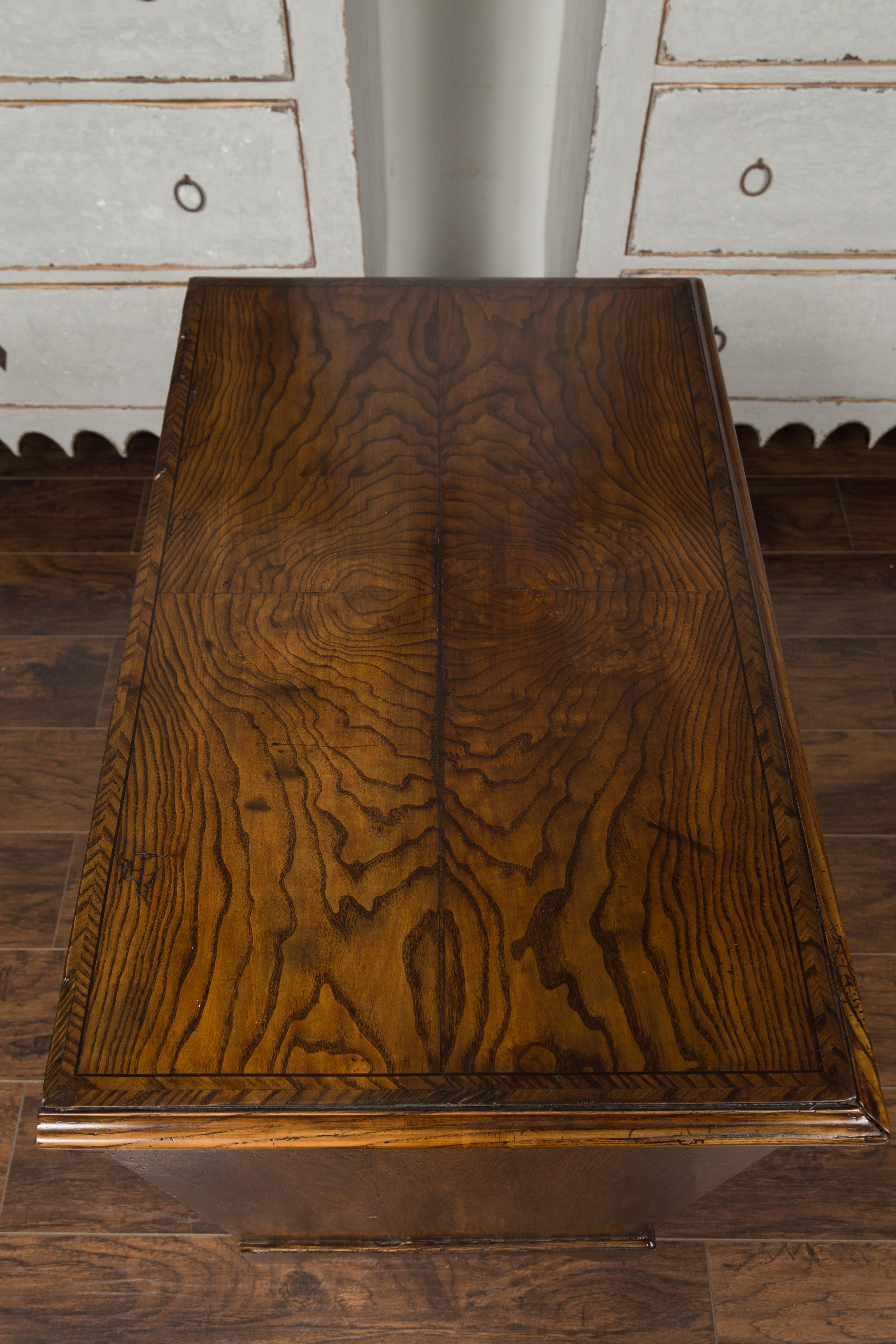 Commode anglaise 1800s George III en ronce de bois à quatre tiroirs avec bandeau de plumes en vente 11