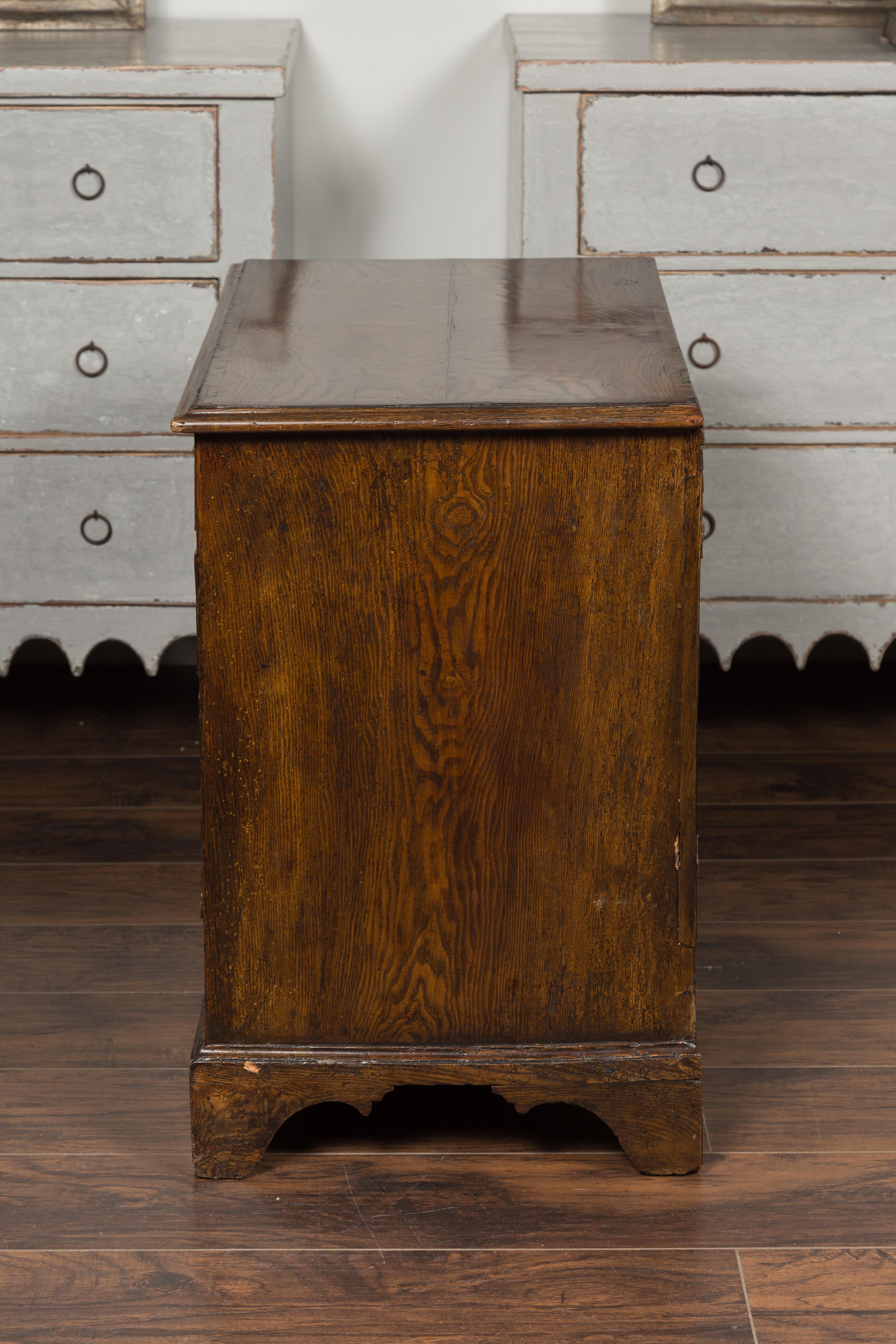 Commode anglaise 1800s George III en ronce de bois à quatre tiroirs avec bandeau de plumes en vente 13