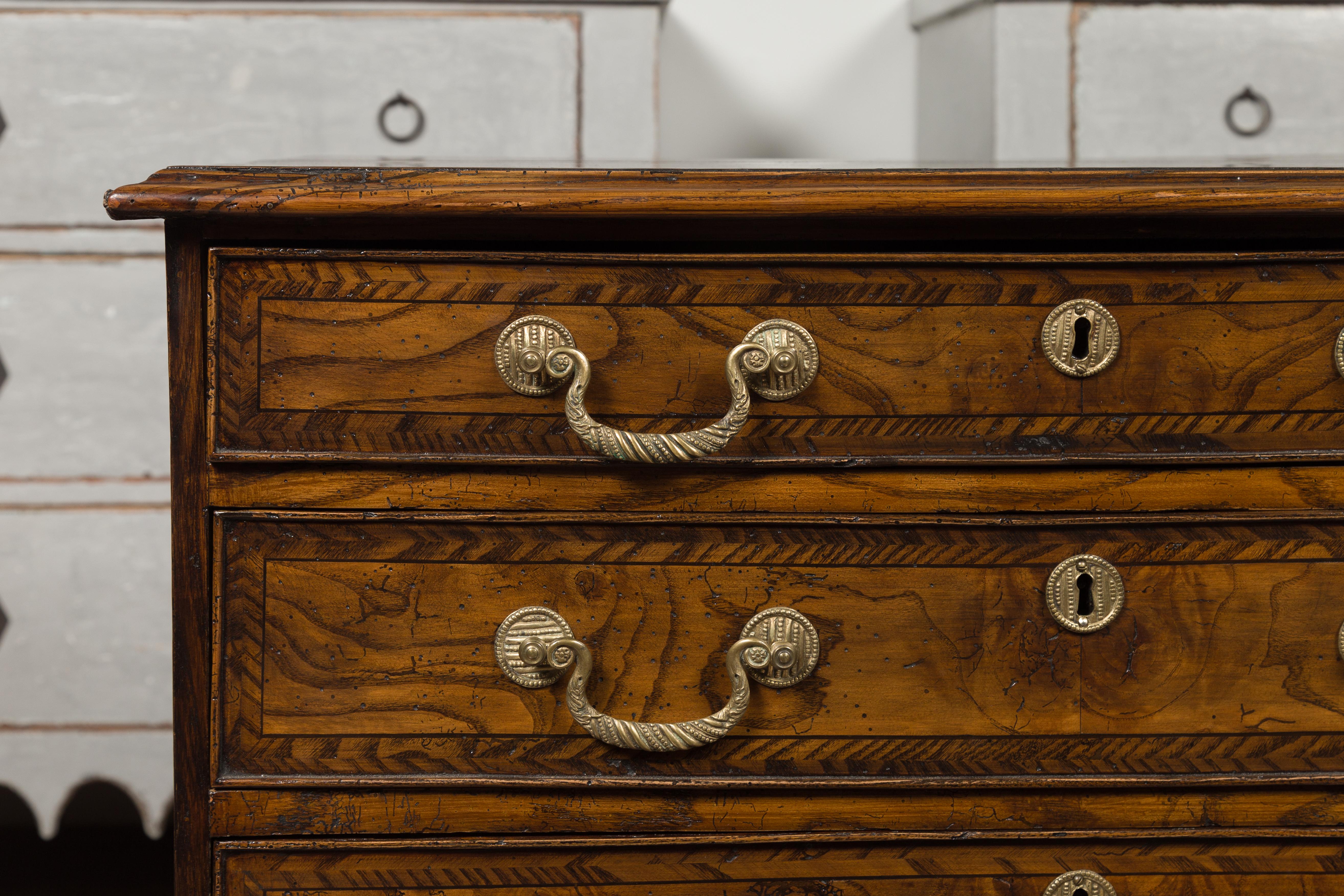 Commode anglaise 1800s George III en ronce de bois à quatre tiroirs avec bandeau de plumes Bon état - En vente à Atlanta, GA