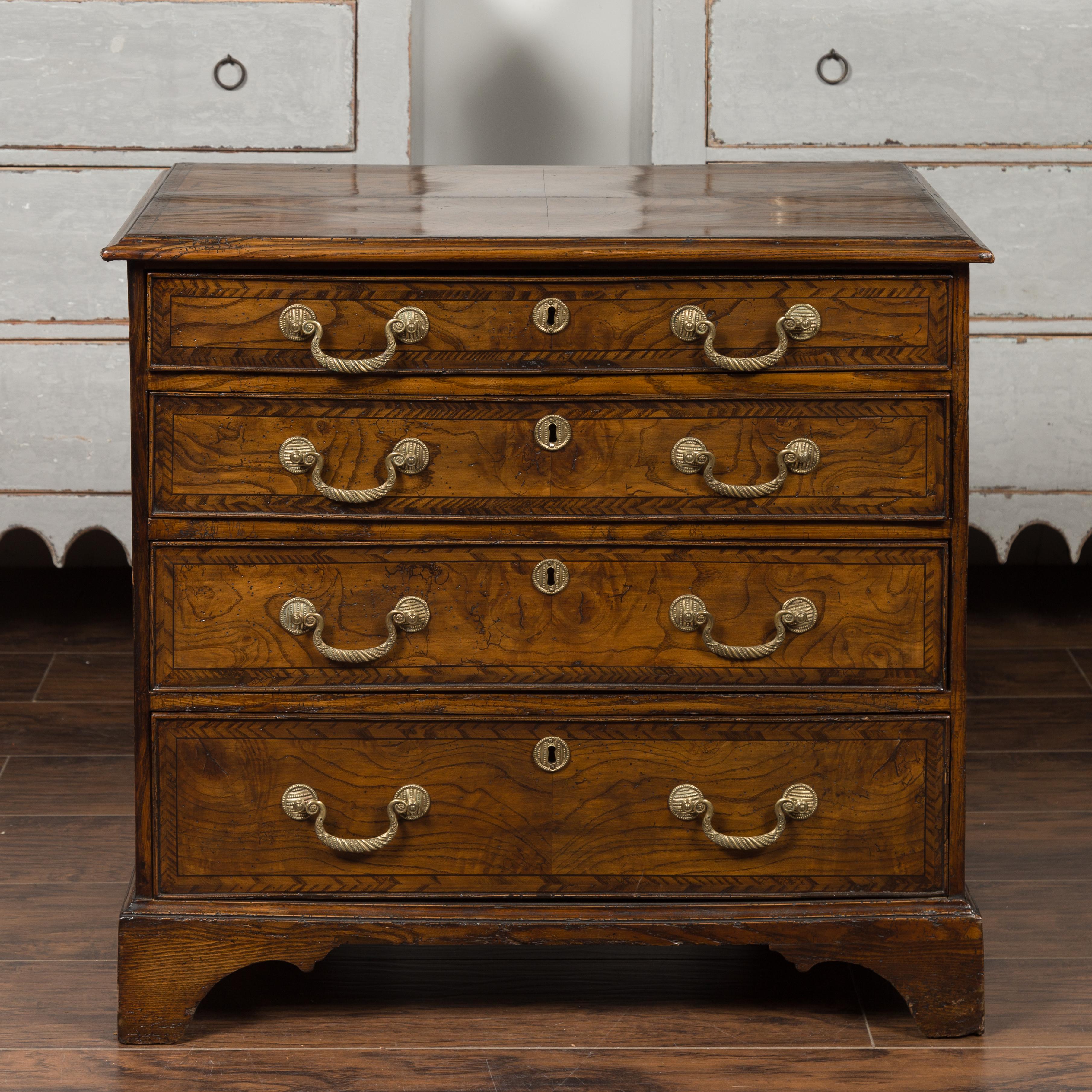 XIXe siècle Commode anglaise 1800s George III en ronce de bois à quatre tiroirs avec bandeau de plumes en vente