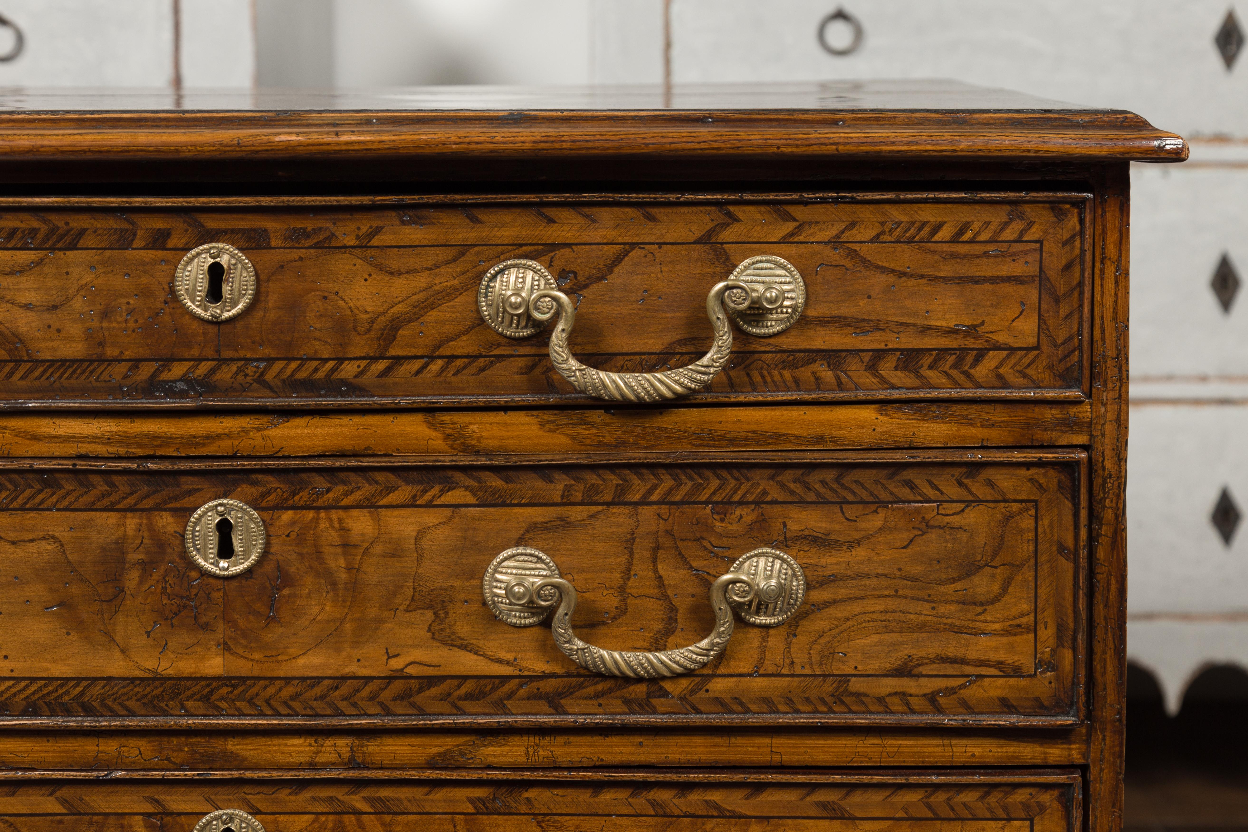Broussin Commode anglaise 1800s George III en ronce de bois à quatre tiroirs avec bandeau de plumes en vente