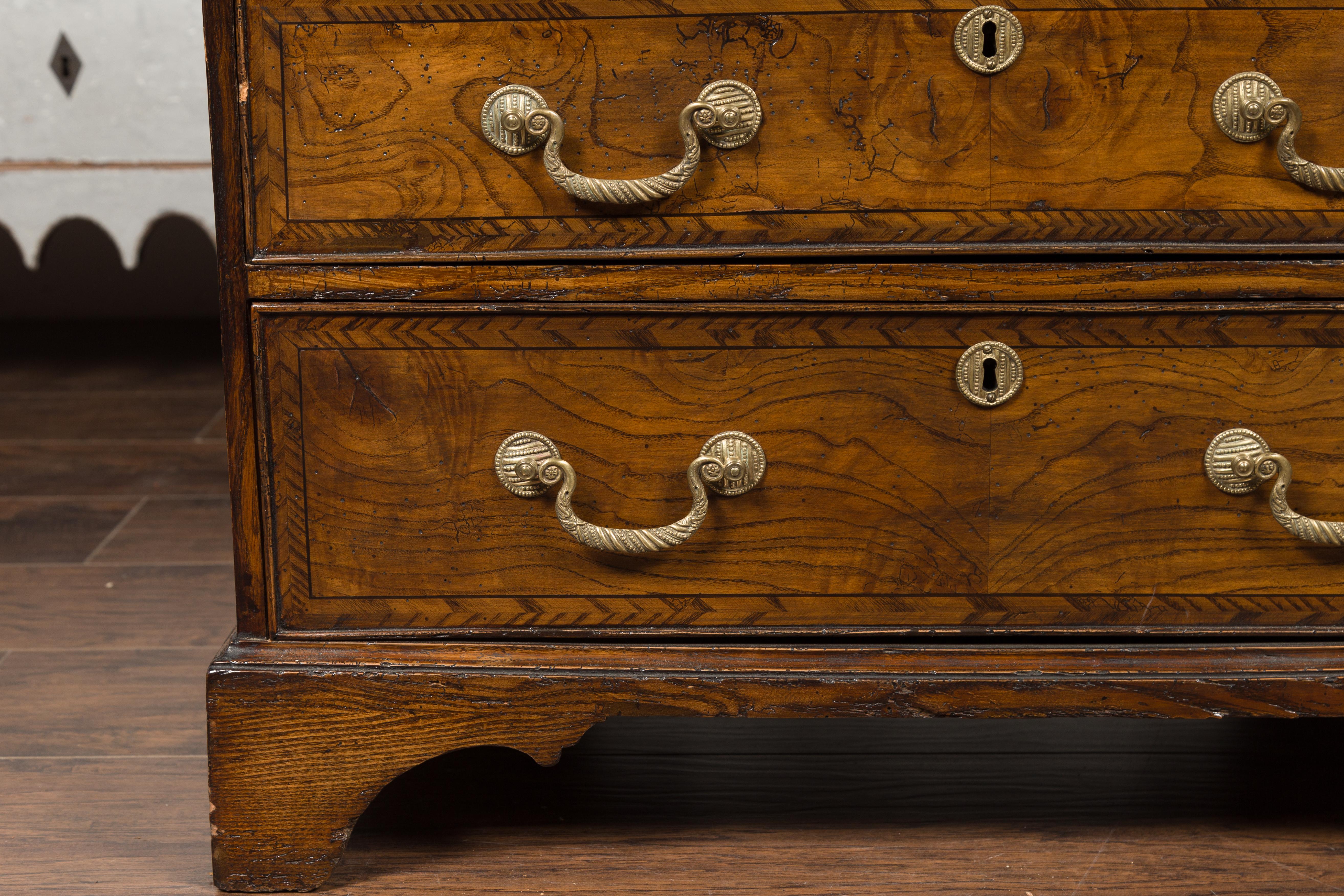 Commode anglaise 1800s George III en ronce de bois à quatre tiroirs avec bandeau de plumes en vente 1