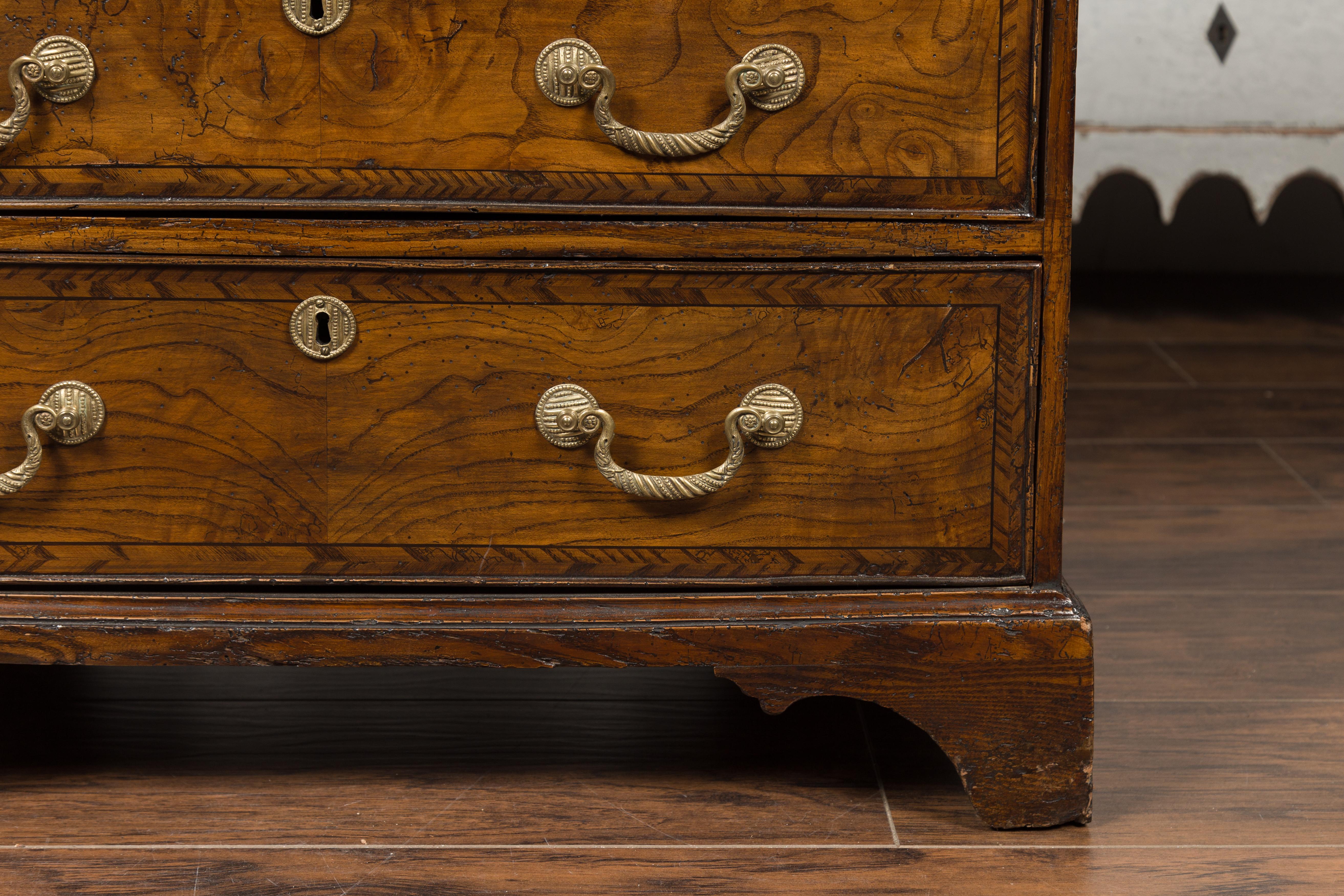Commode anglaise 1800s George III en ronce de bois à quatre tiroirs avec bandeau de plumes en vente 2