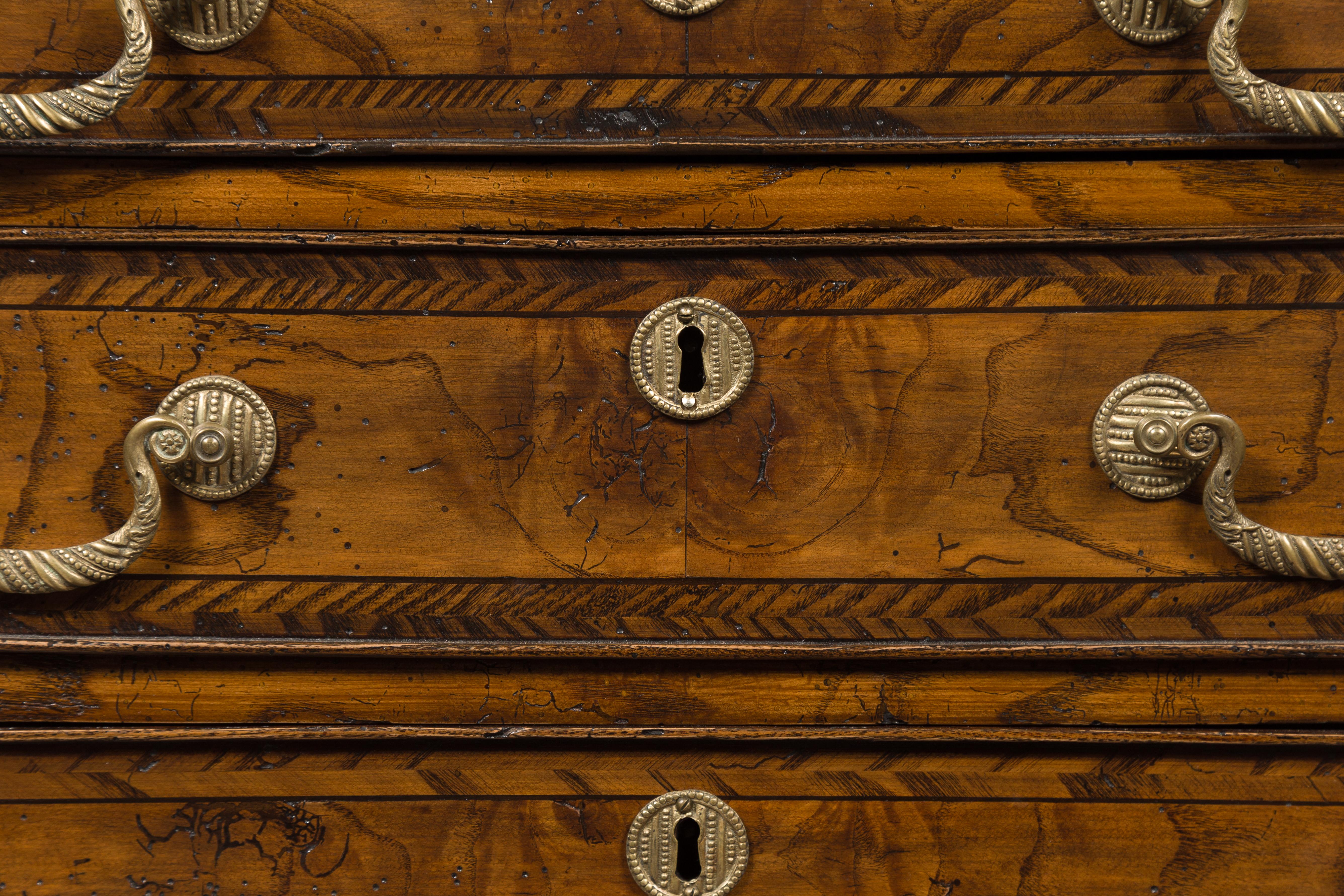 Commode anglaise 1800s George III en ronce de bois à quatre tiroirs avec bandeau de plumes en vente 3