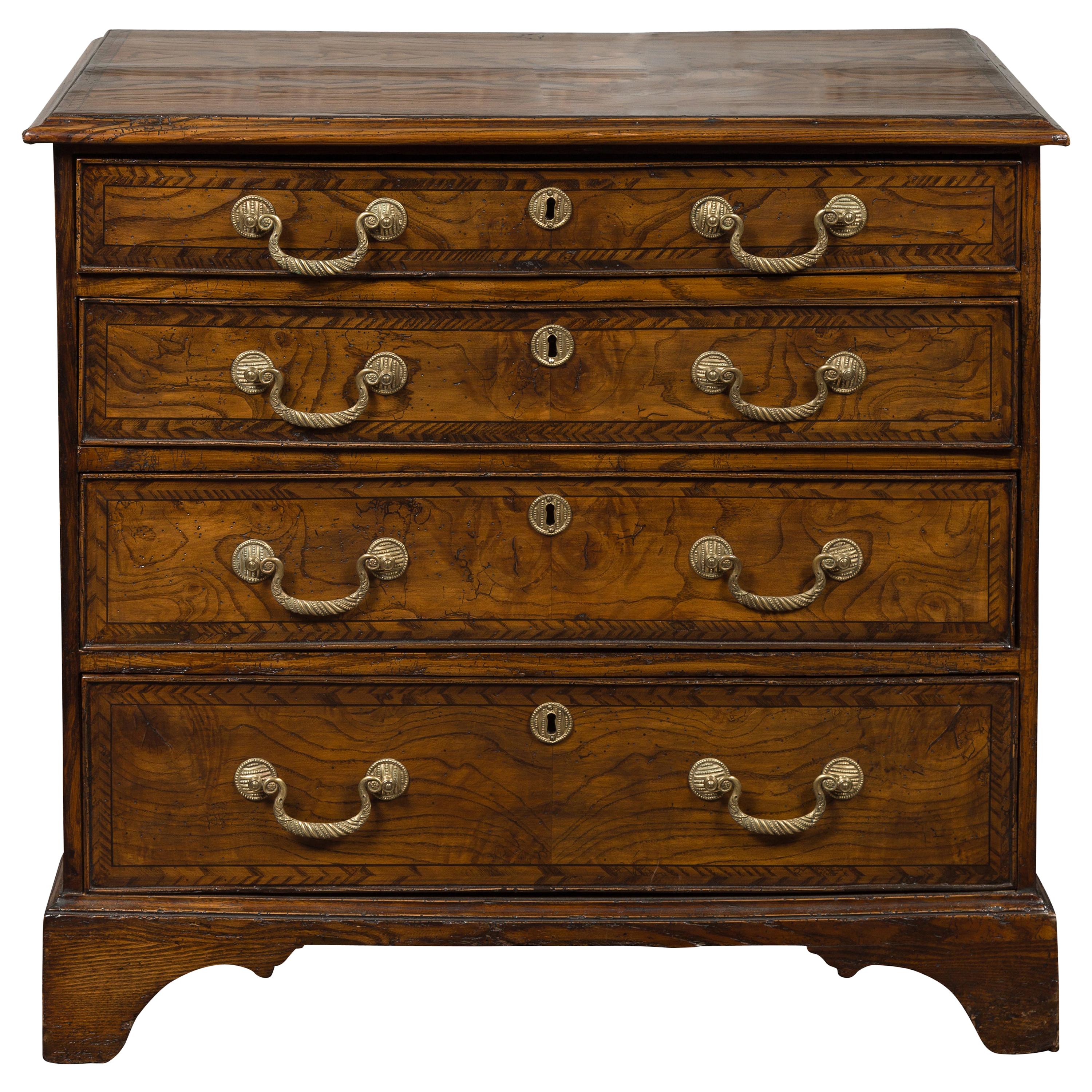Commode anglaise 1800s George III en ronce de bois à quatre tiroirs avec bandeau de plumes en vente