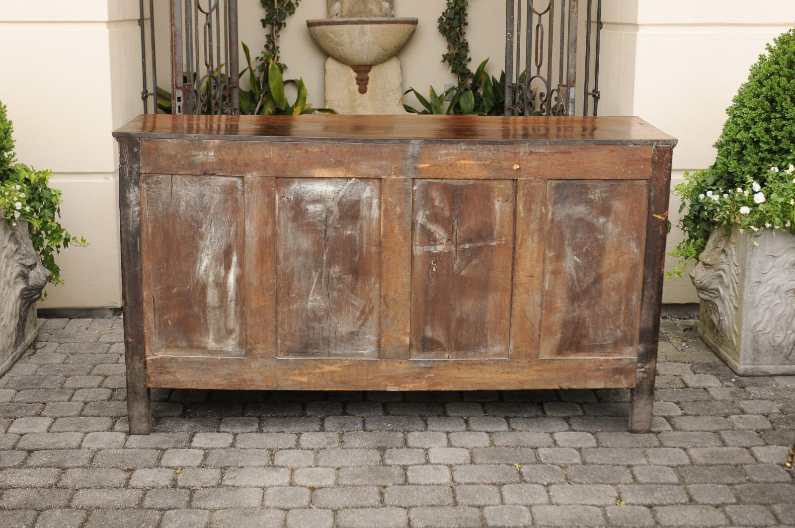 An English George III period oak dresser base from the early 19th century, with six drawers, two doors and semi-columns. Born in England during the reign of King George III, this exquisite piece features a rectangular top sitting above a breakfront