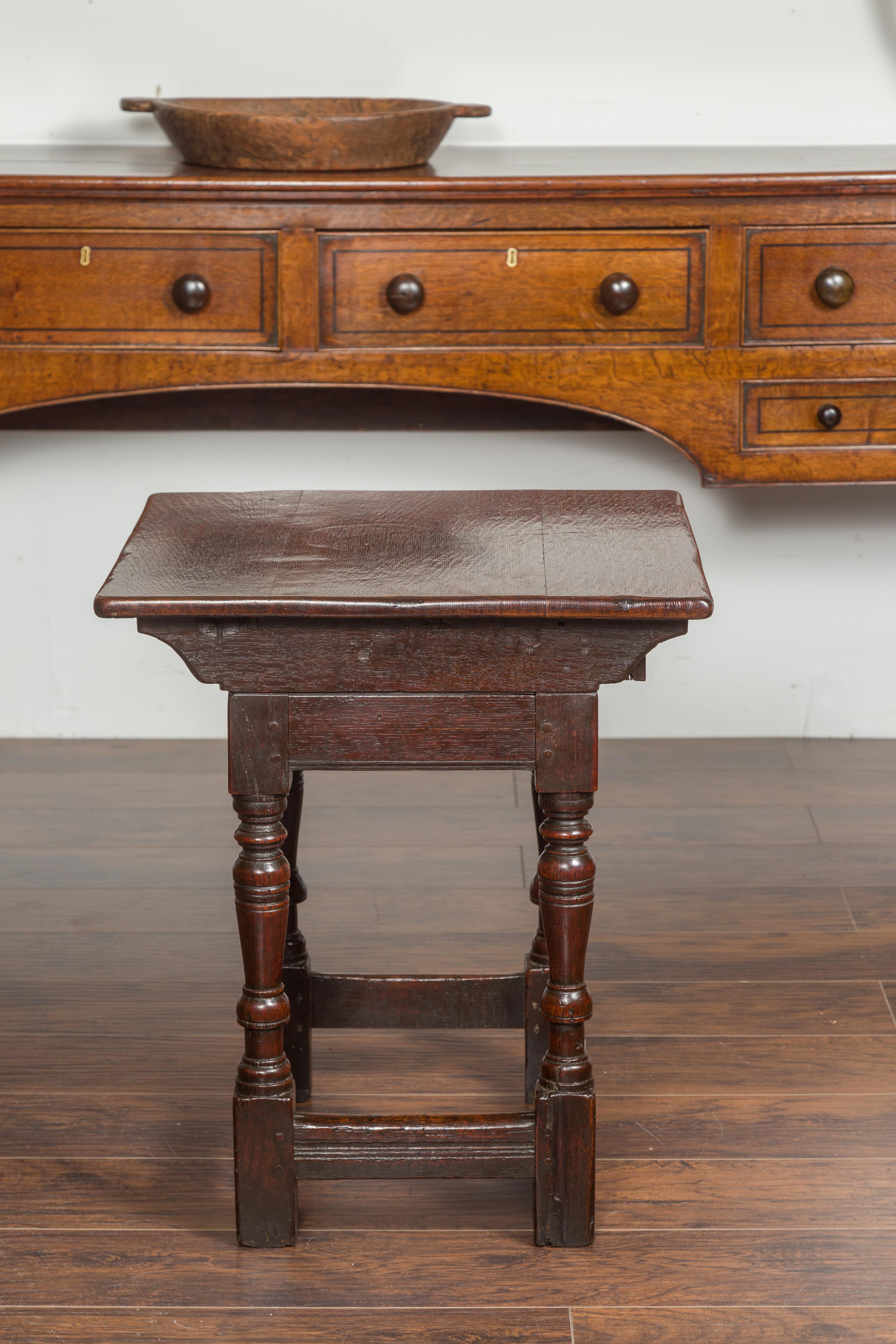 Table d'appoint en chêne géorgien des années 1800 avec un seul tiroir et des pieds balustres en vente 3