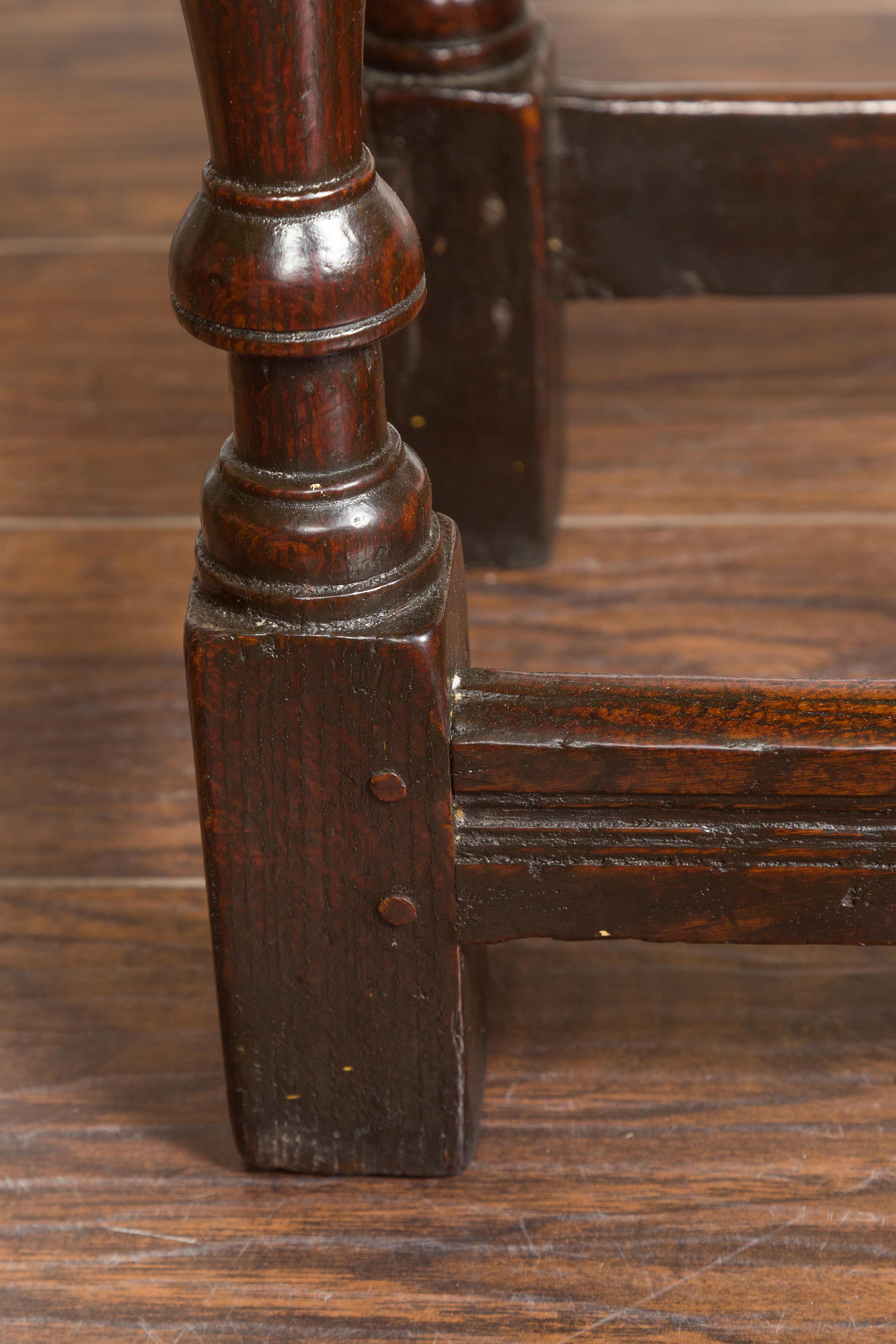 Table d'appoint en chêne géorgien des années 1800 avec un seul tiroir et des pieds balustres en vente 4