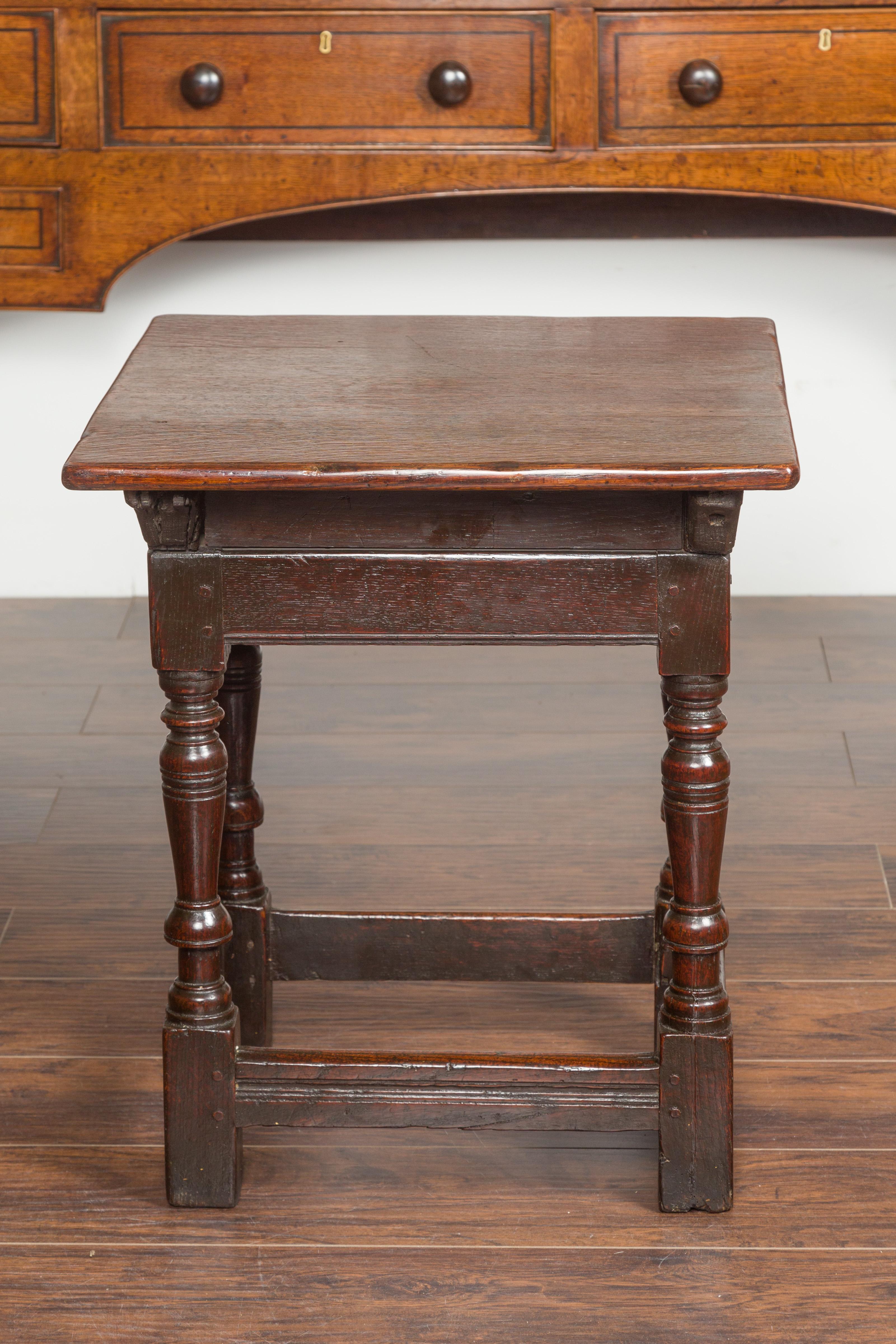 Table d'appoint en chêne géorgien des années 1800 avec un seul tiroir et des pieds balustres en vente 5