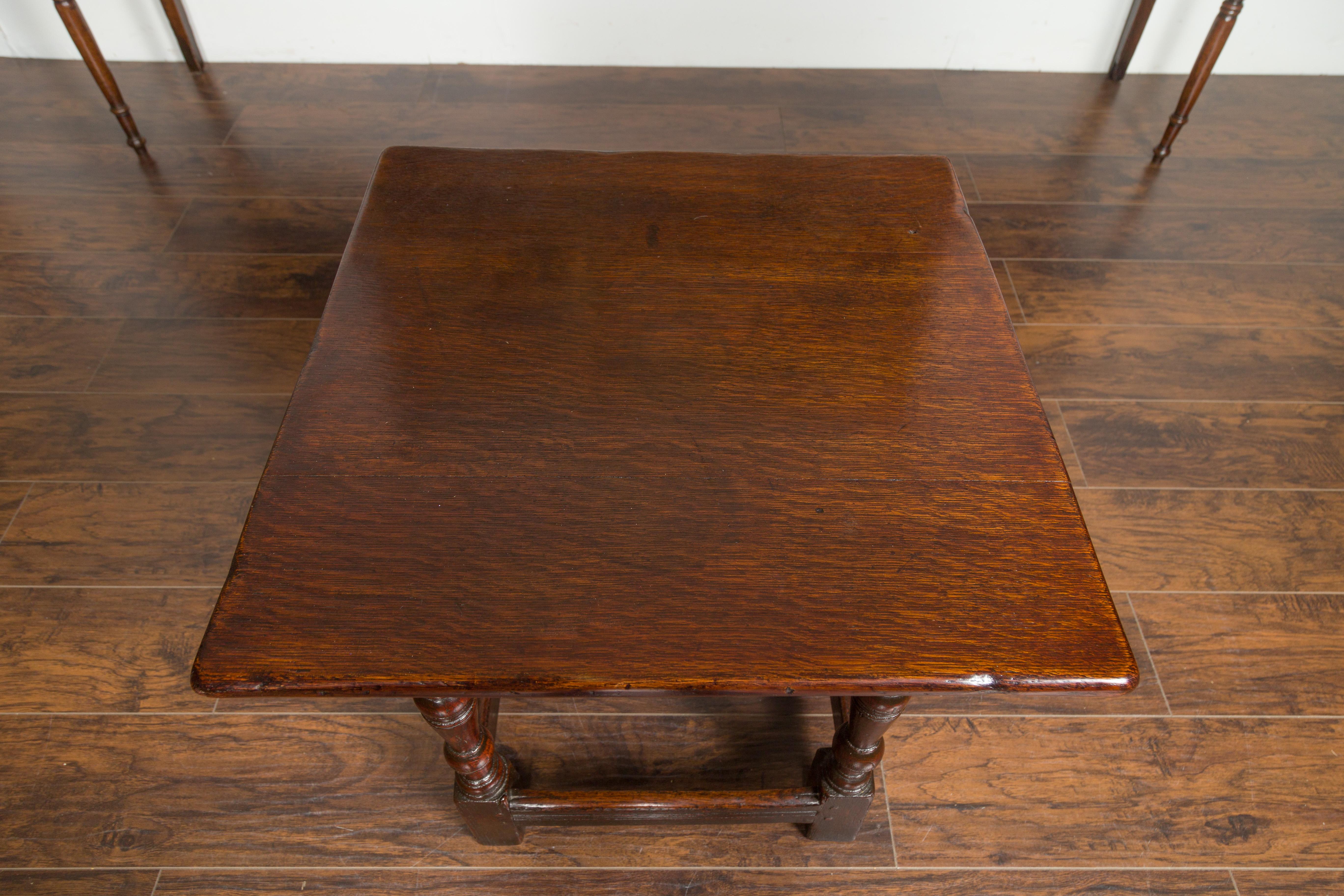 Georgien Table d'appoint en chêne géorgien des années 1800 avec un seul tiroir et des pieds balustres en vente