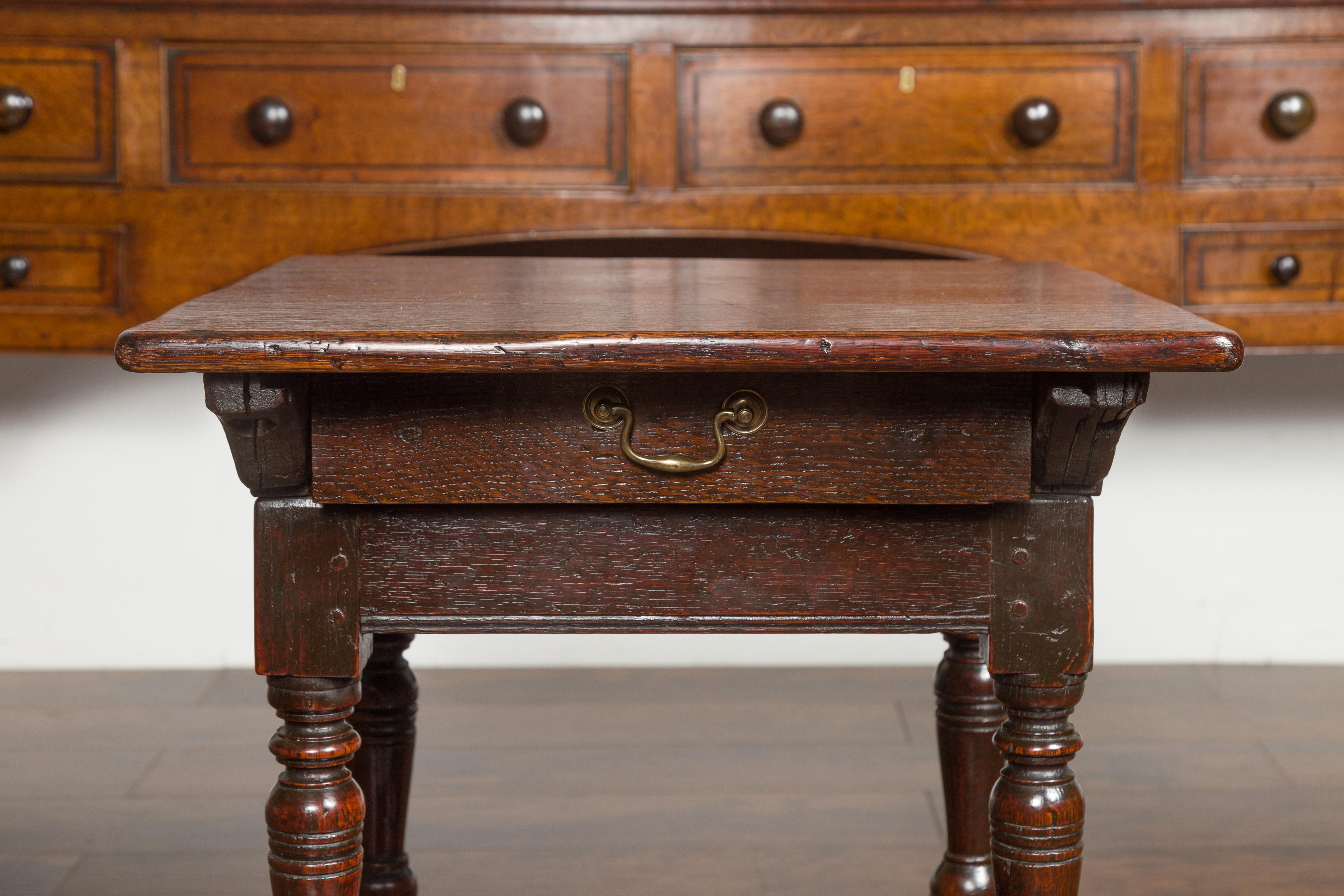 Anglais Table d'appoint en chêne géorgien des années 1800 avec un seul tiroir et des pieds balustres en vente