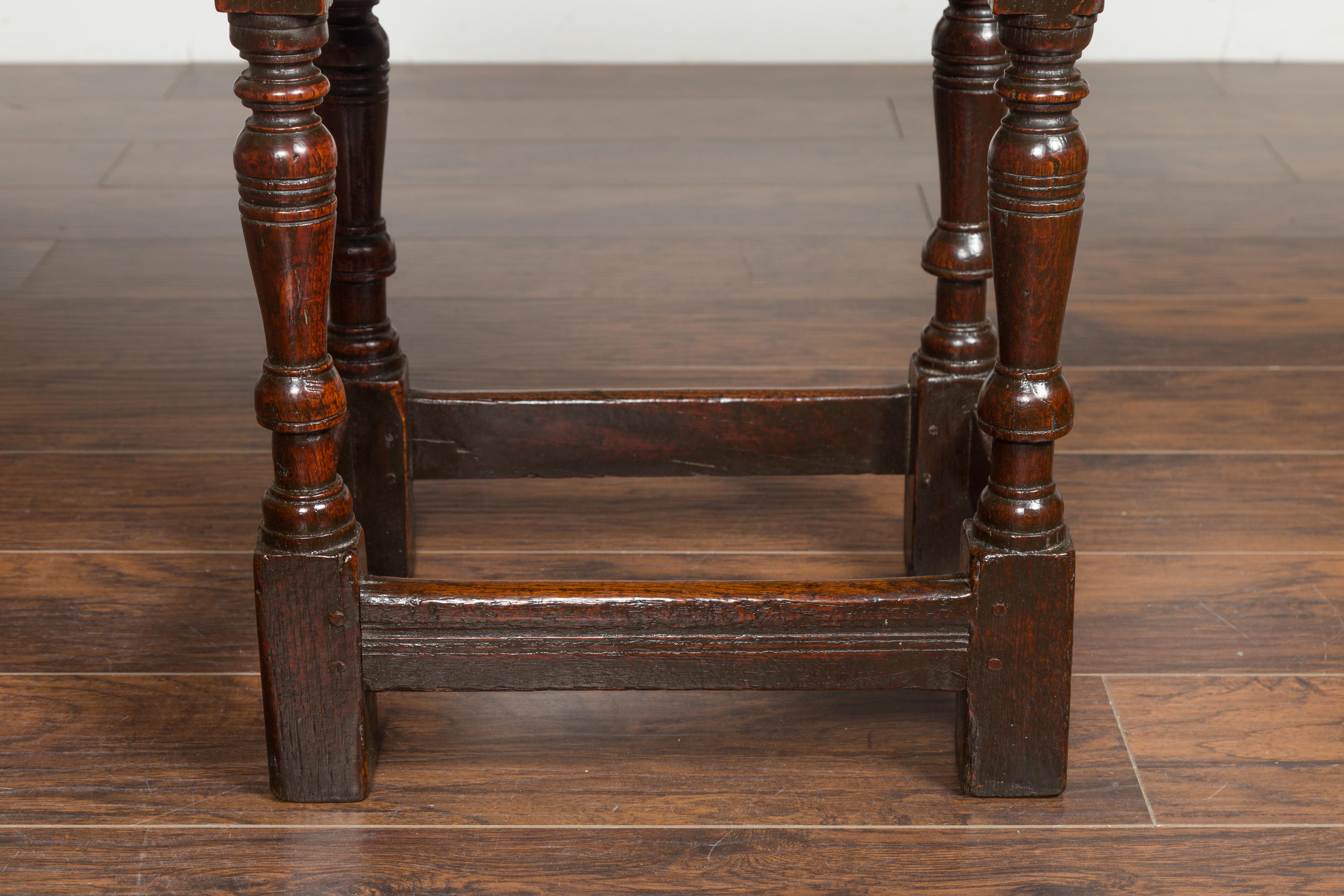 Tourné Table d'appoint en chêne géorgien des années 1800 avec un seul tiroir et des pieds balustres en vente