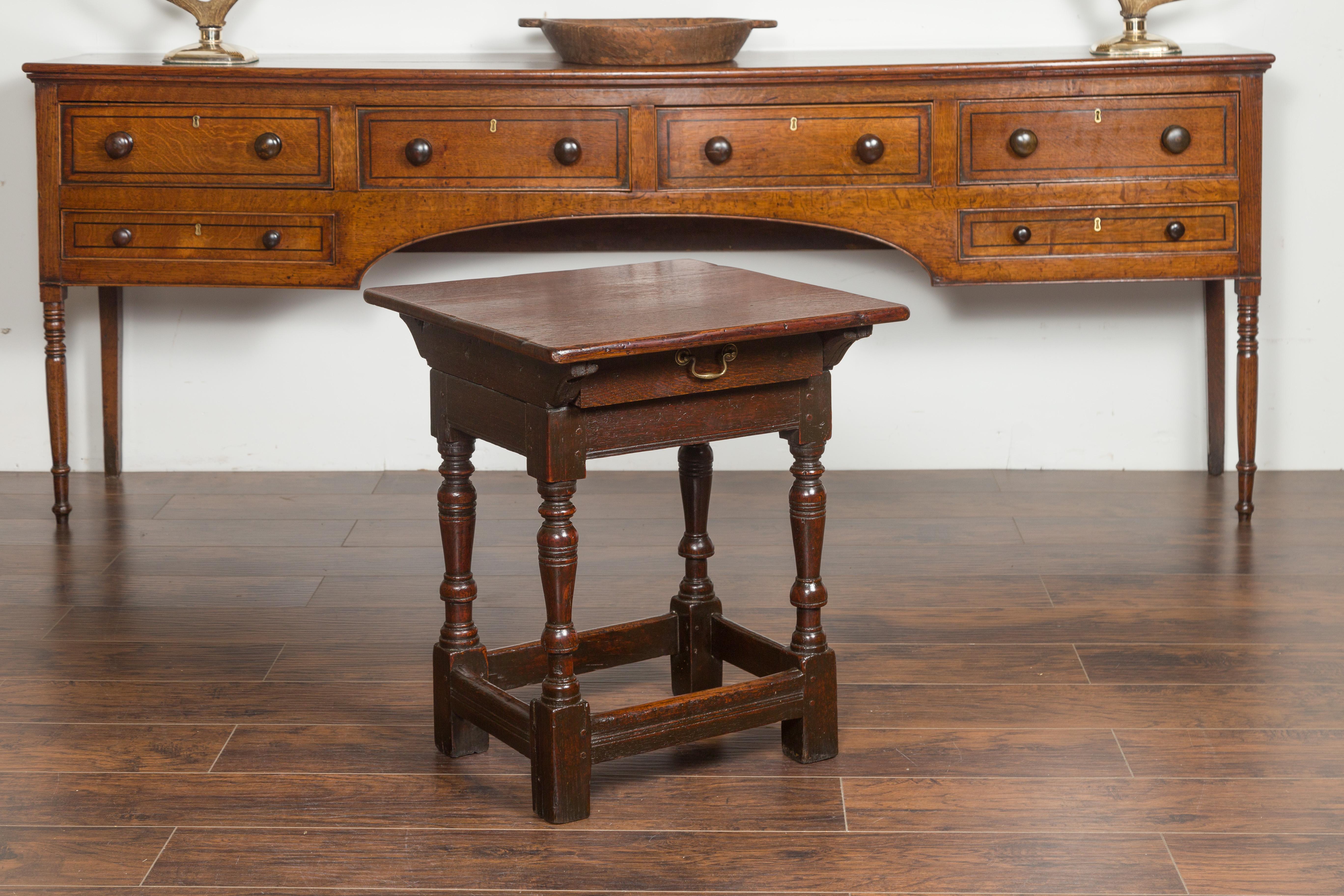 Table d'appoint en chêne géorgien des années 1800 avec un seul tiroir et des pieds balustres Bon état - En vente à Atlanta, GA