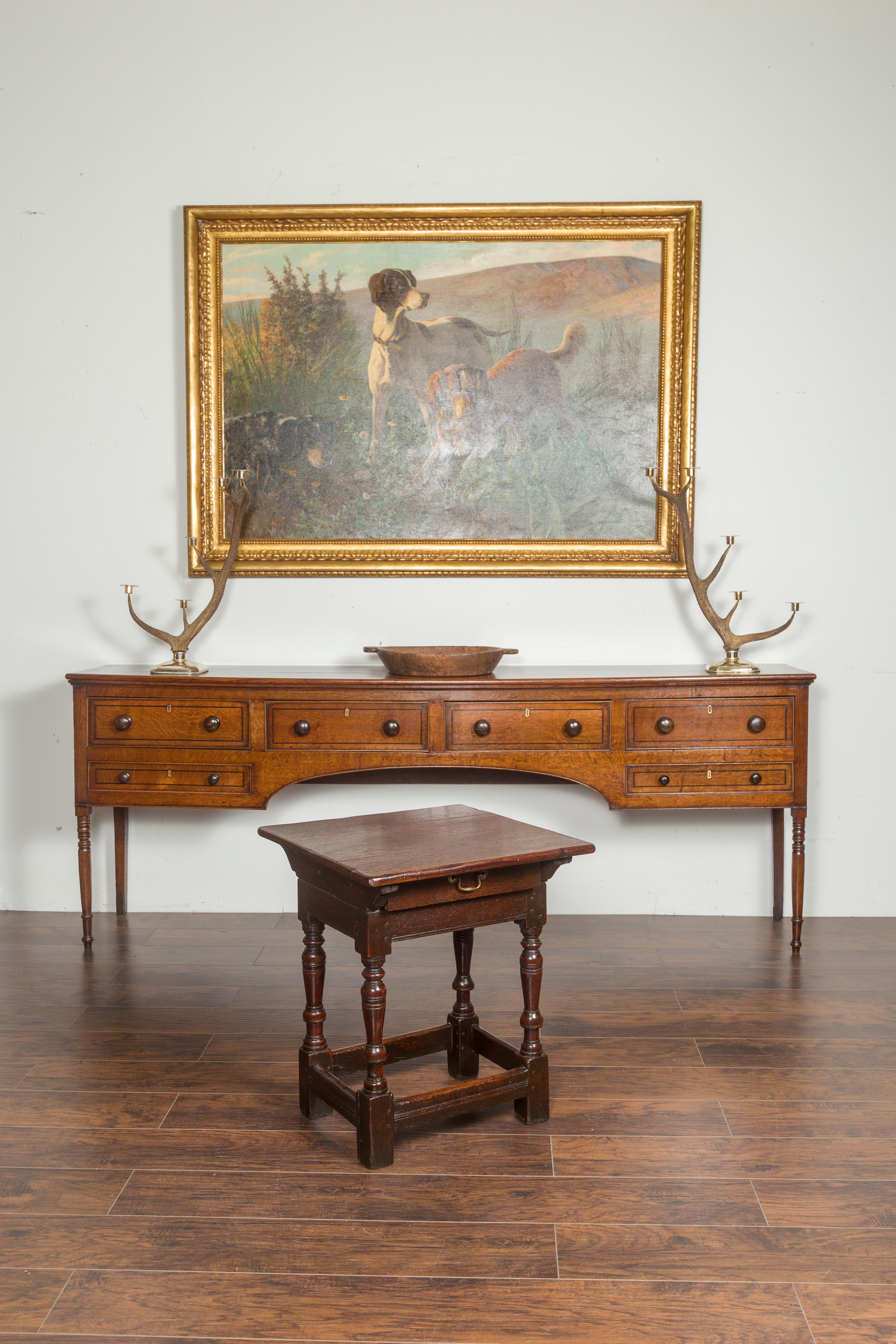 XIXe siècle Table d'appoint en chêne géorgien des années 1800 avec un seul tiroir et des pieds balustres en vente