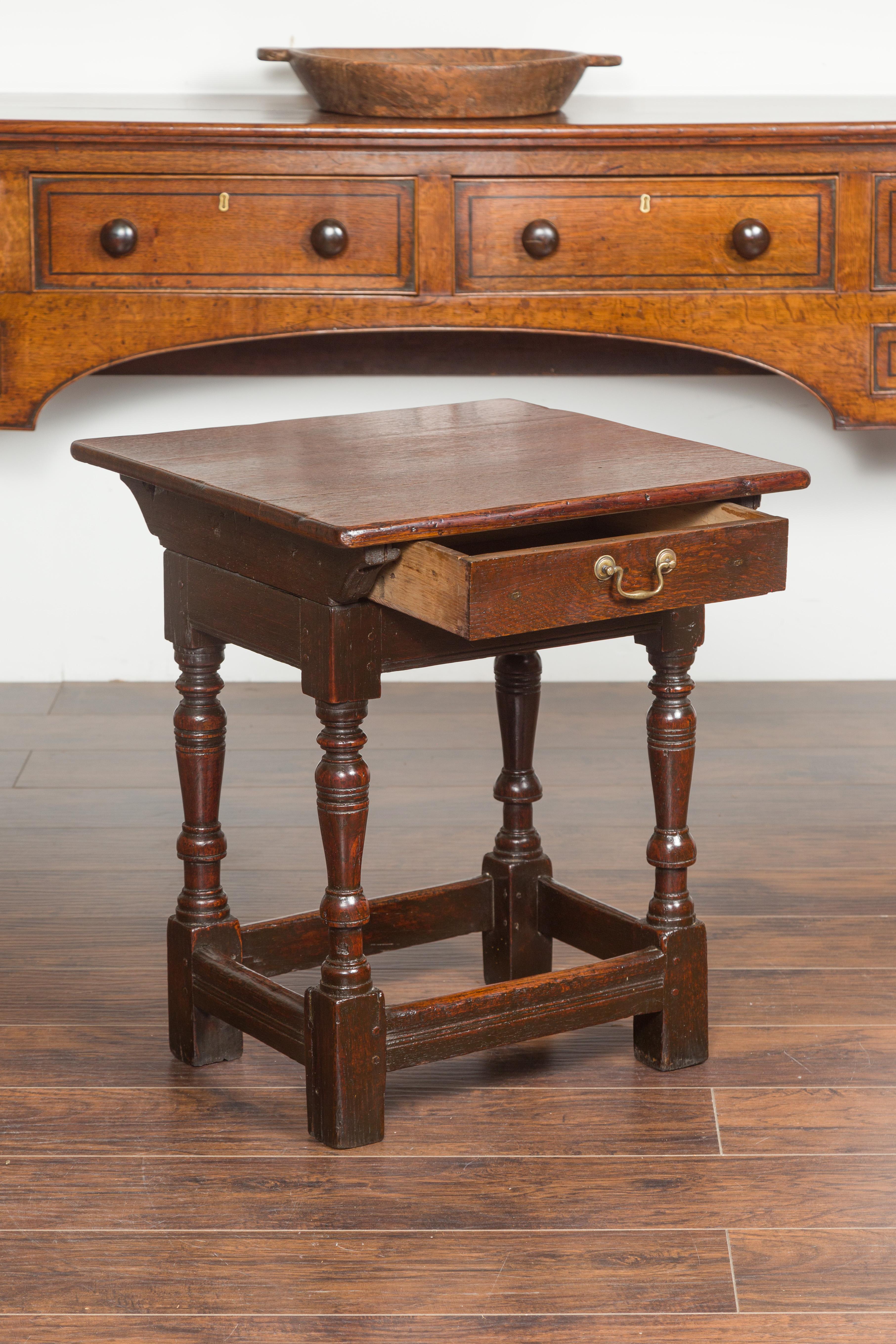 Table d'appoint en chêne géorgien des années 1800 avec un seul tiroir et des pieds balustres en vente 1