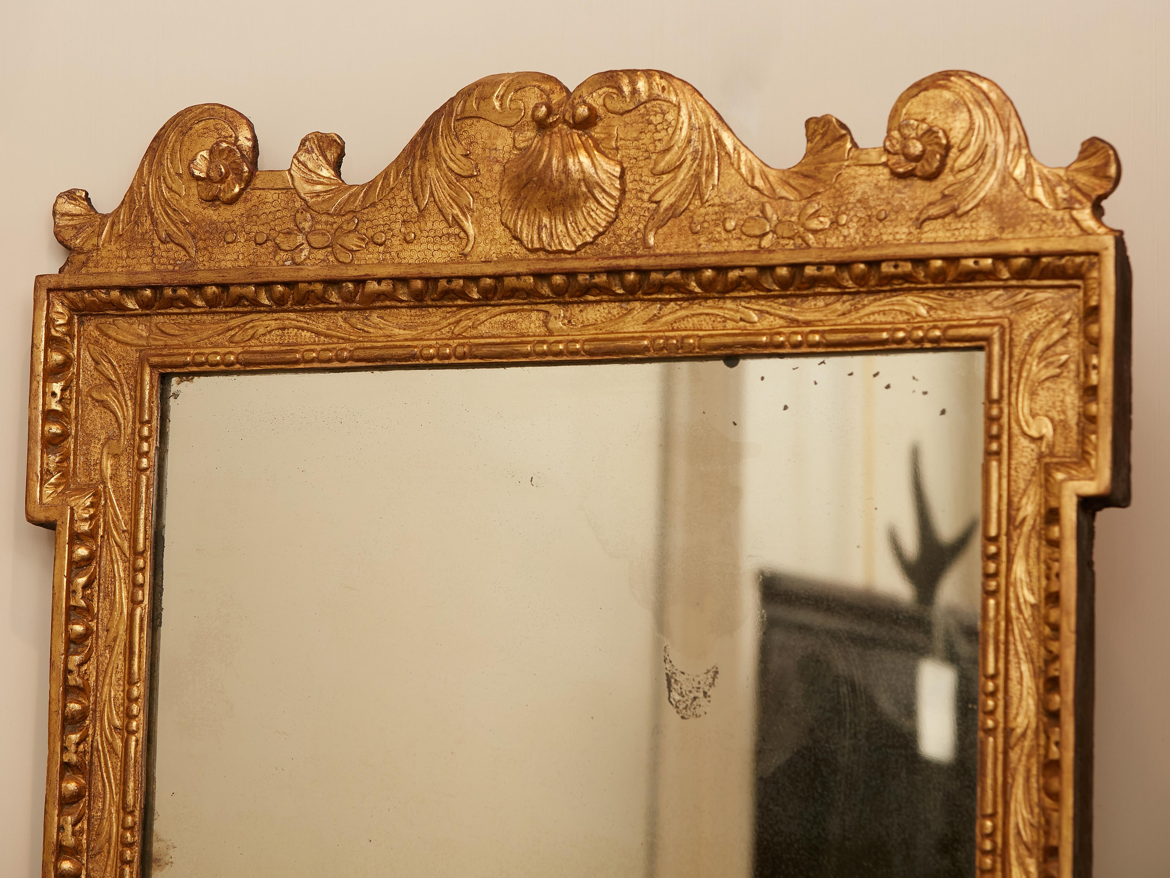 English 1800s Georgian Period Carved Giltwood Mirror with Shell and Foliage 1