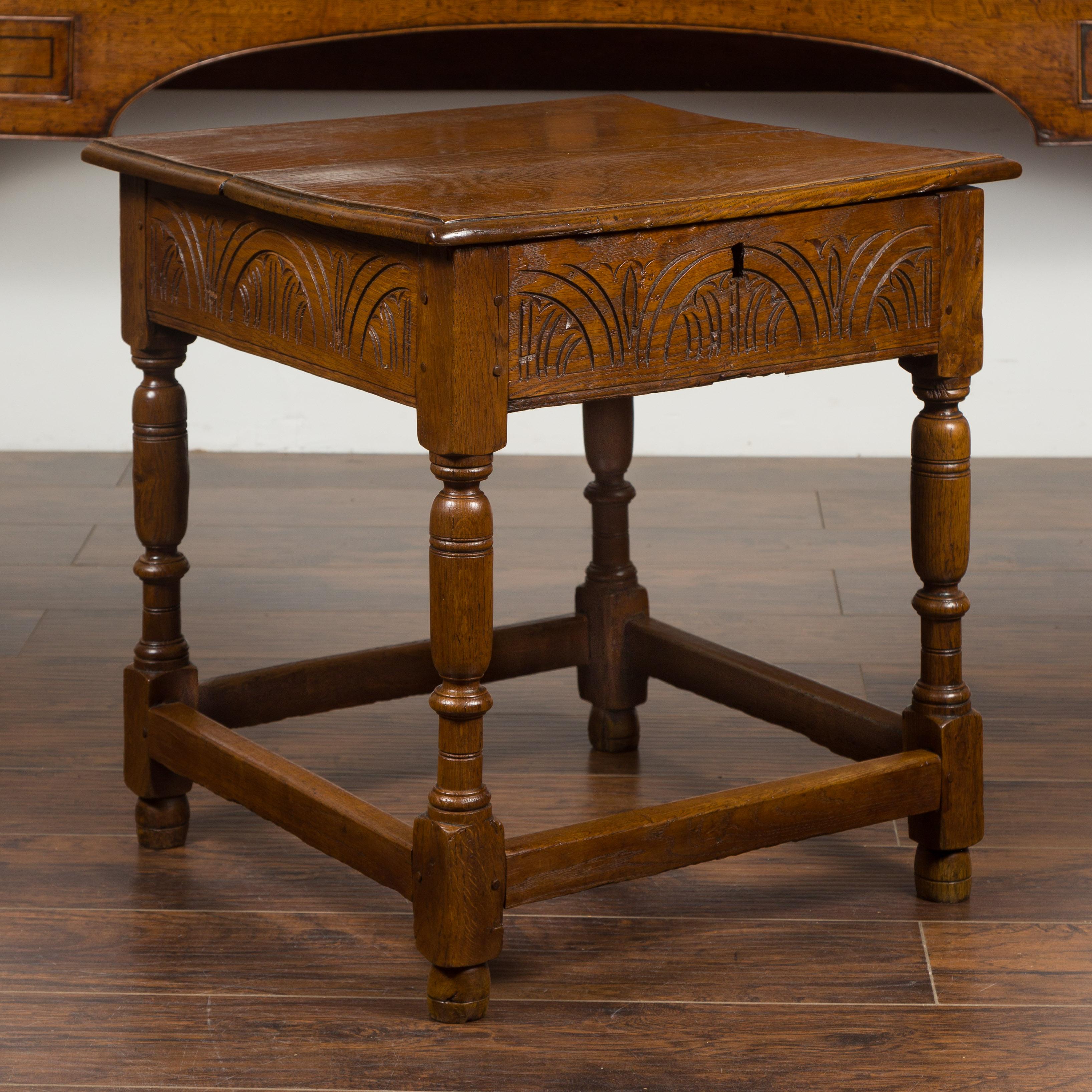 English 1800s Georgian Period Carved Oak Table with Lift Top and Turned Base For Sale 4