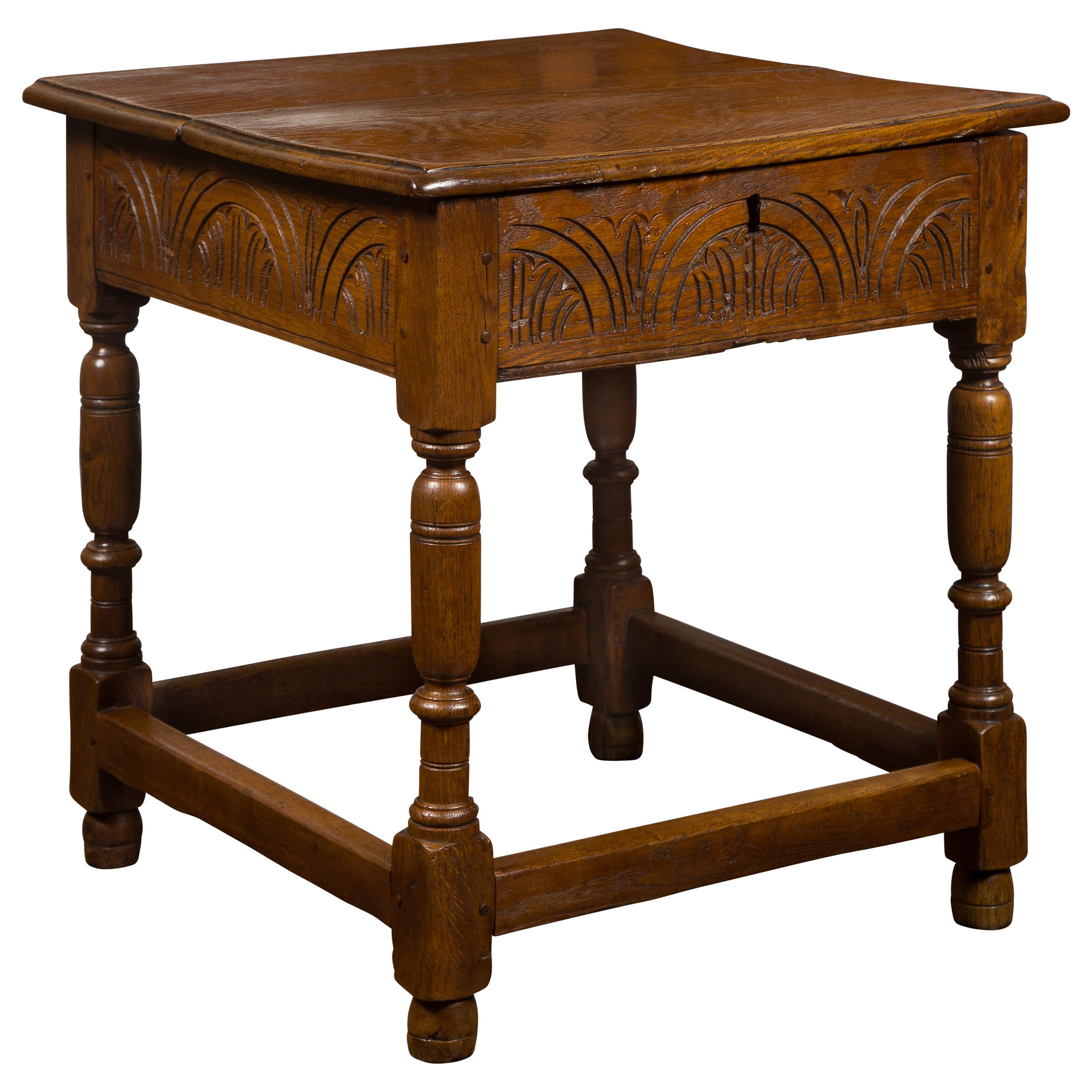Englisch 1800s Georgian Periode geschnitzt Eiche Tisch mit Lift Top und gedrehte Basis