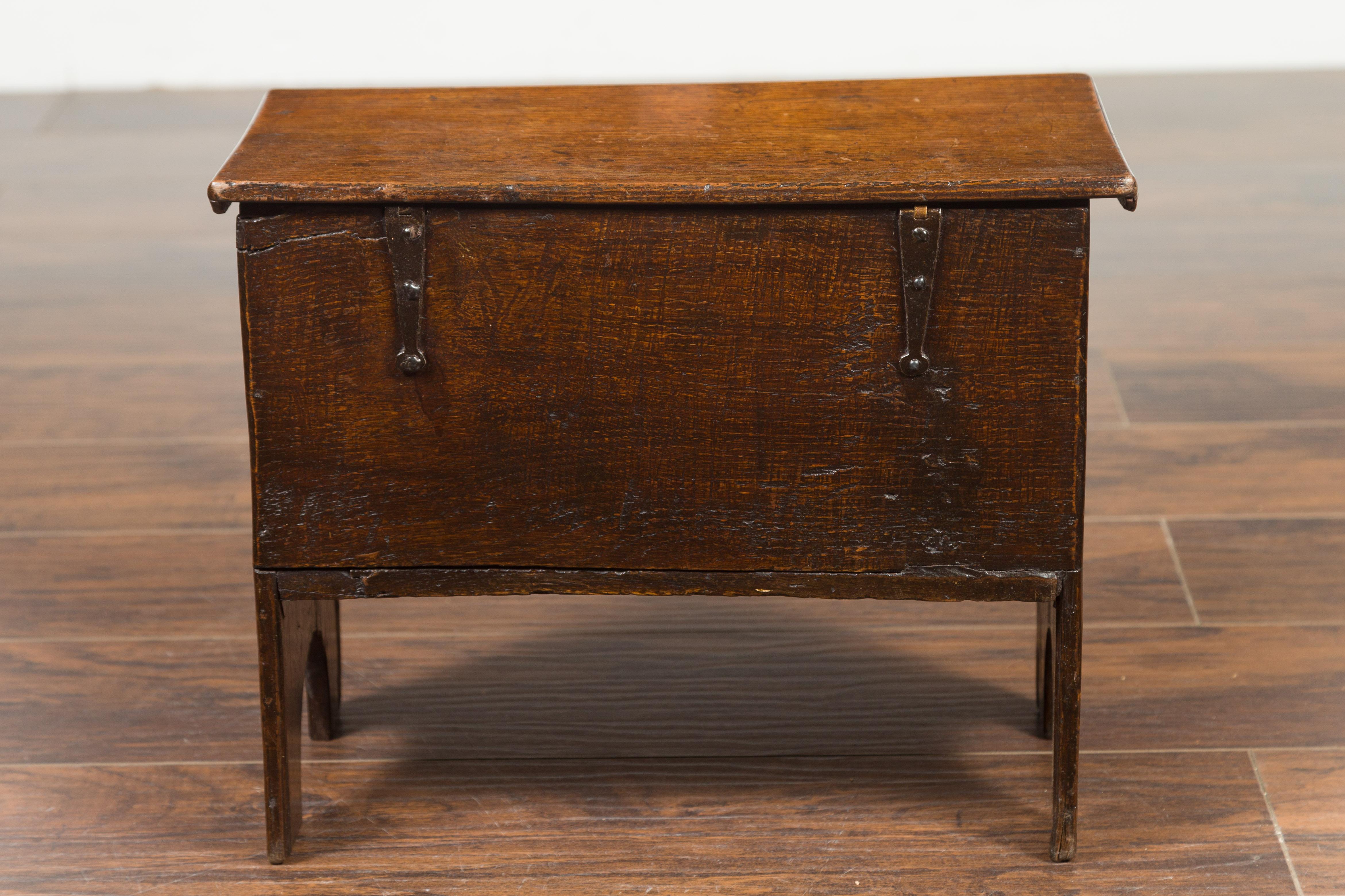 English 1800s Georgian Period Mini Oak Coffer with Geometric Carved Motifs 9