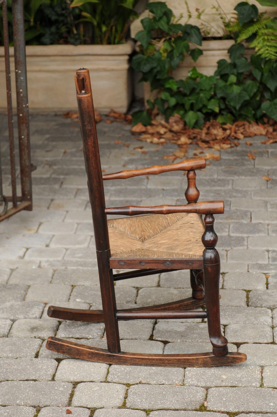 Georgien Fauteuil à bascule d'enfant en bois de prune d'époque géorgienne des années 1800 avec assise en jonc en vente