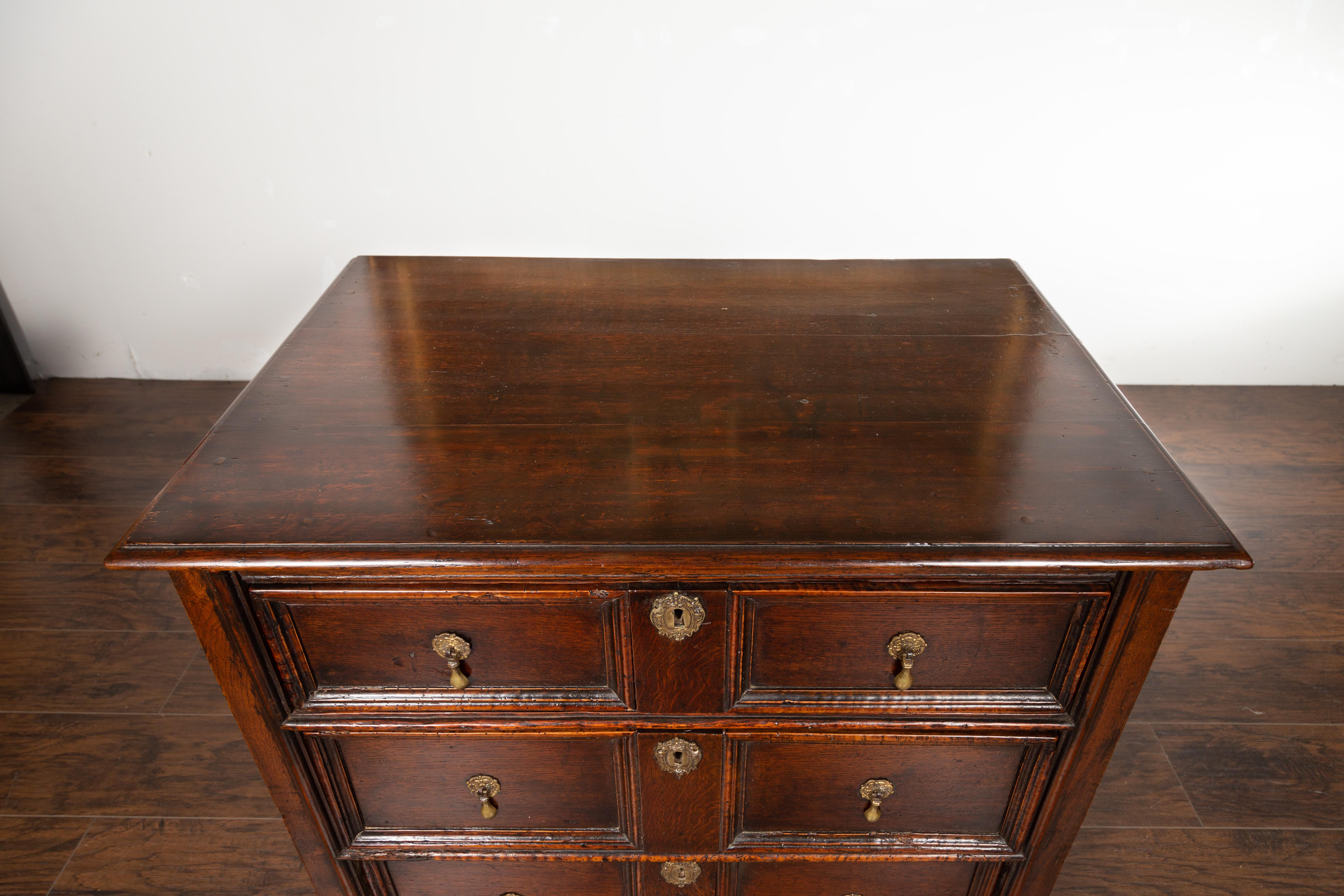 English 1800s Georgian Period Three-Drawer Oak Chest with Teardrop Pulls 3