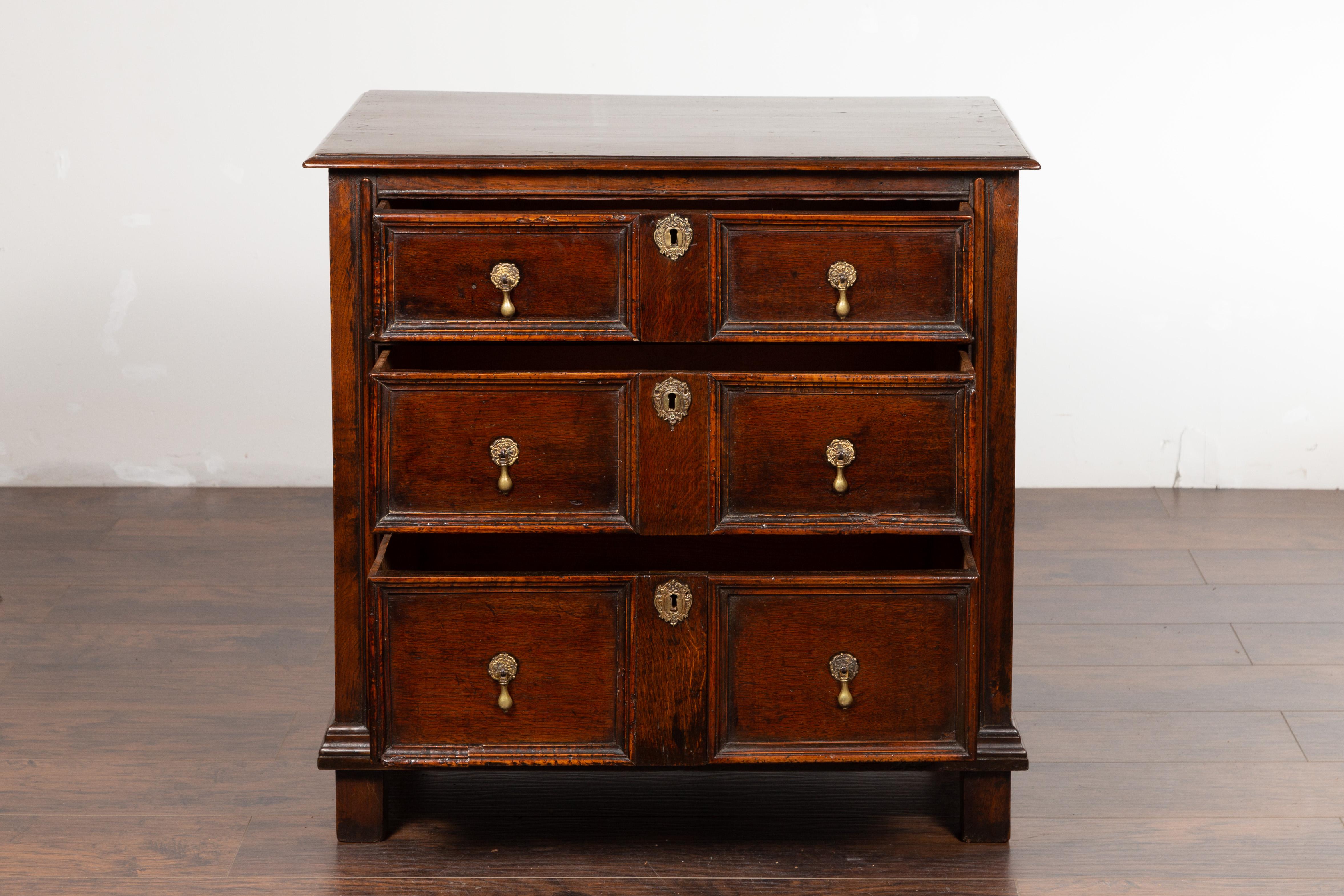 English 1800s Georgian Period Three-Drawer Oak Chest with Teardrop Pulls 6