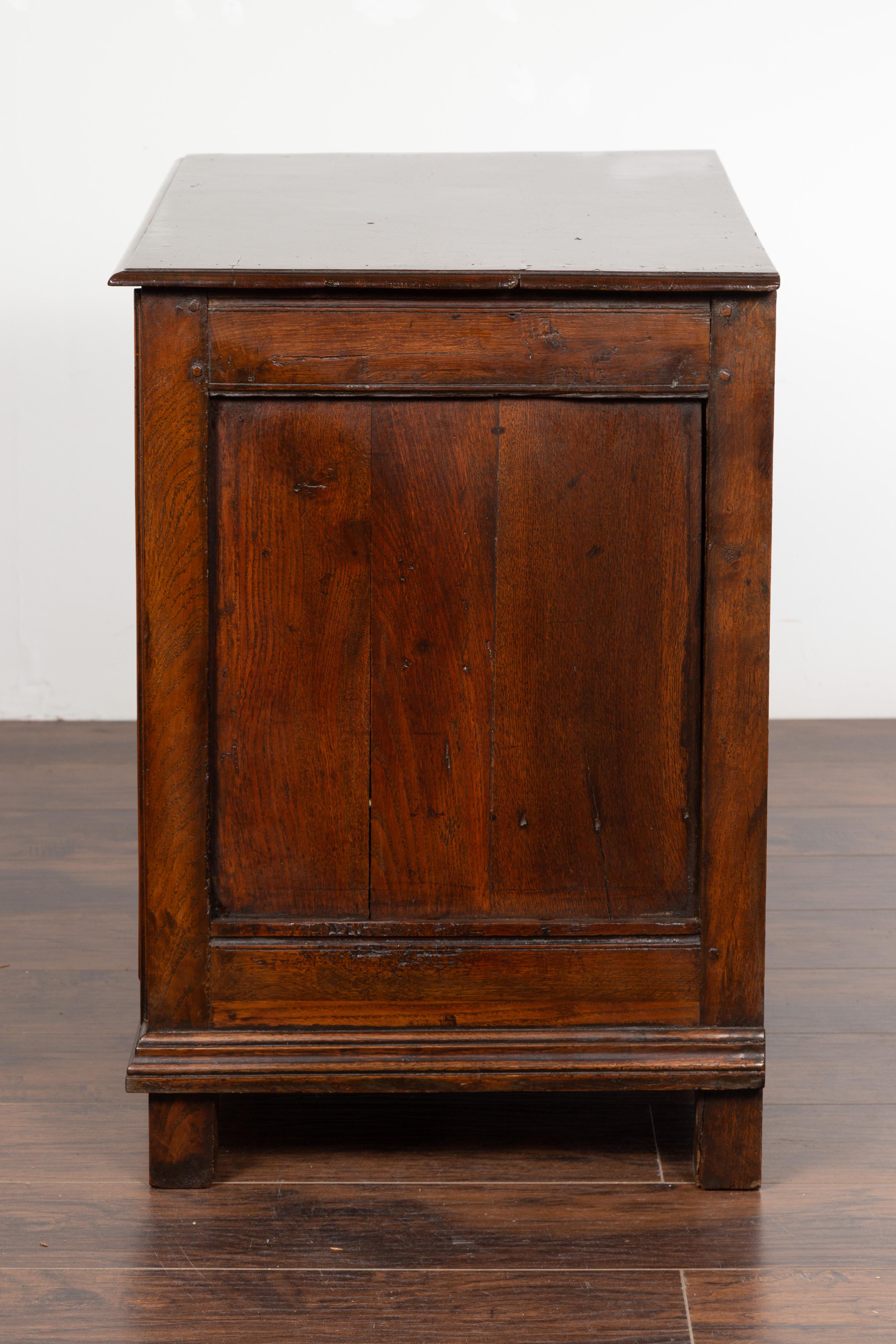 English 1800s Georgian Period Three-Drawer Oak Chest with Teardrop Pulls 10