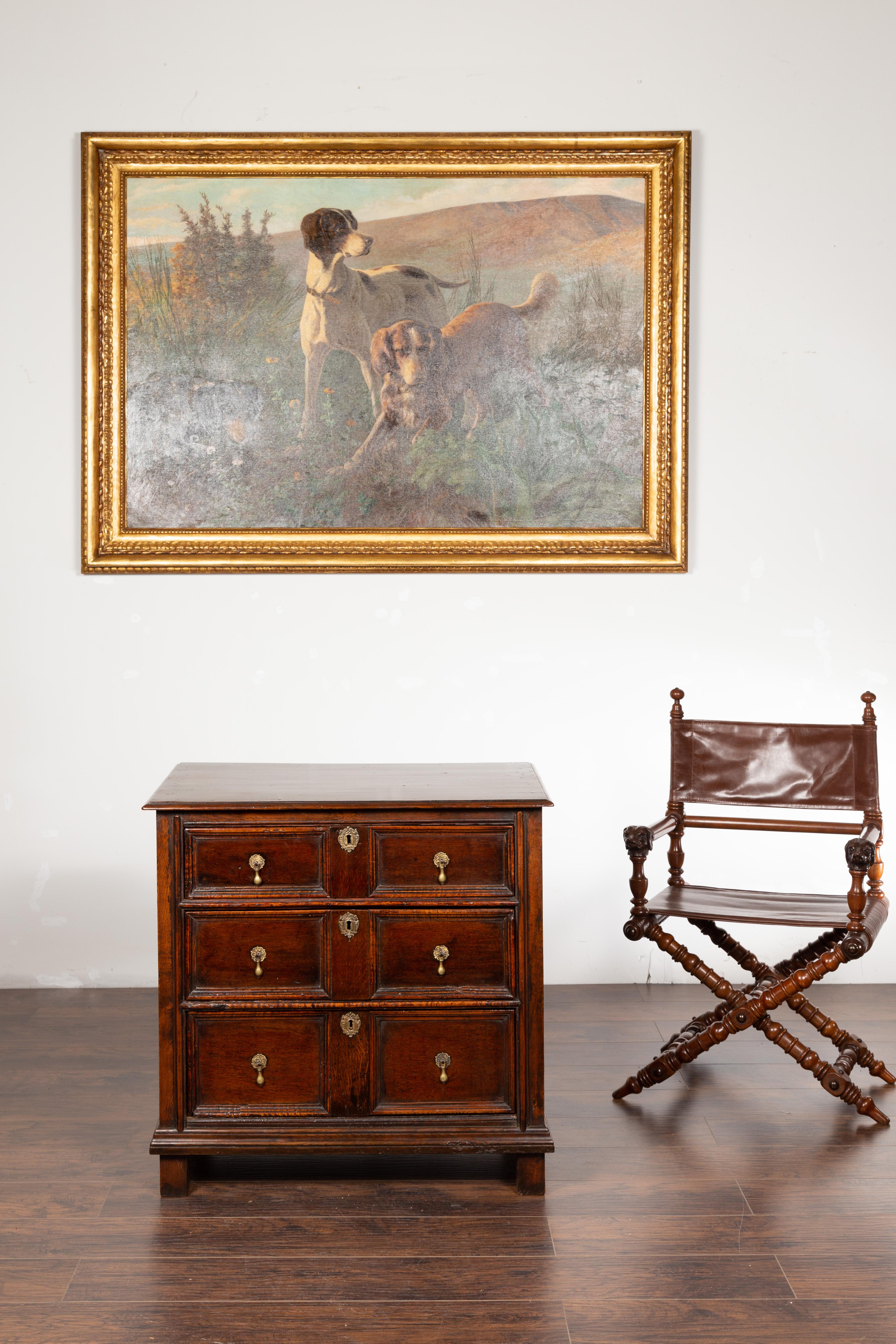 An English Georgian period oak chest from the early 19th century, with three graduated drawers and teardrop pulls. Created in England during the early years of the 19th century, this Georgian oak chest features a rectangular top with beveled edges,