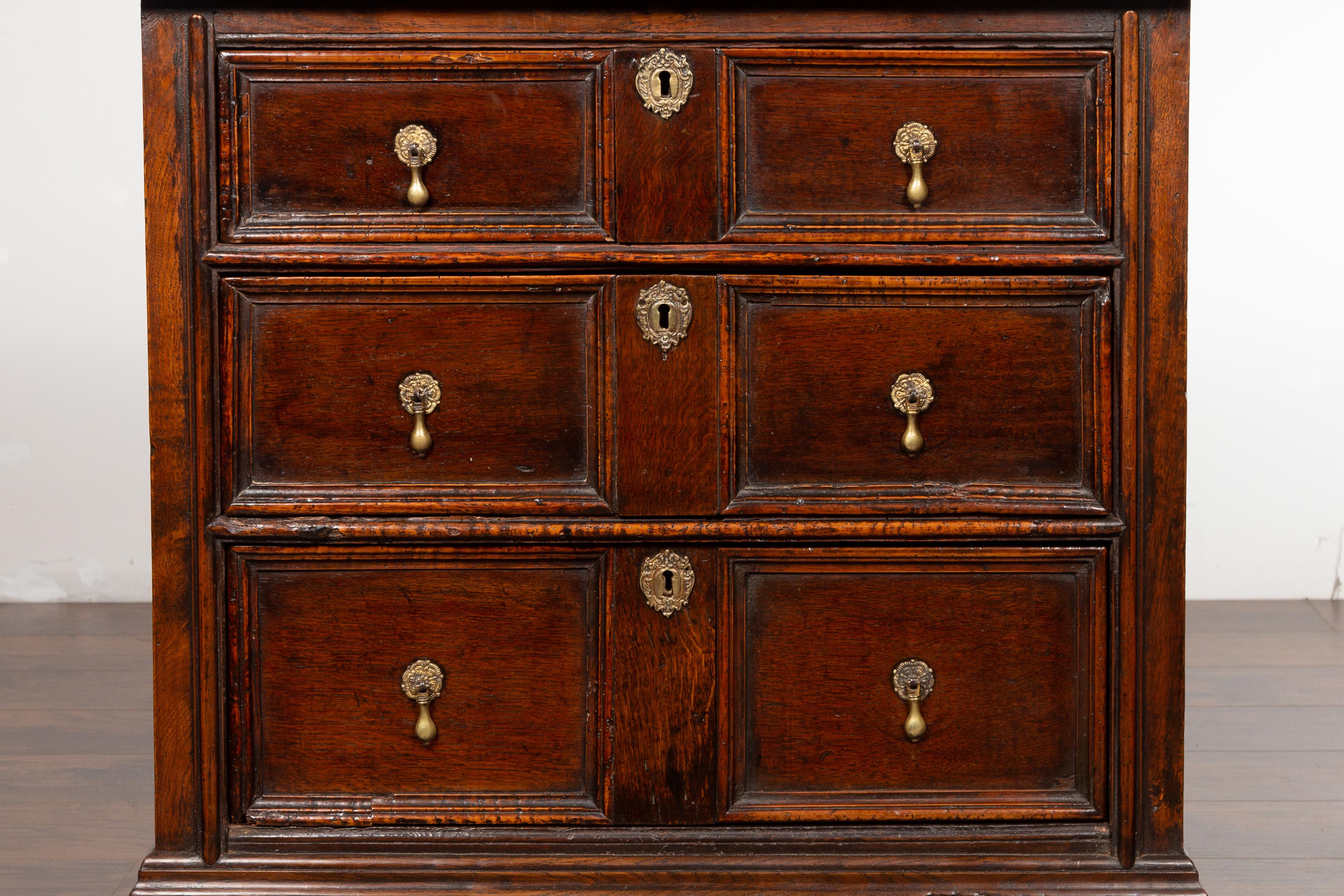 English 1800s Georgian Period Three-Drawer Oak Chest with Teardrop Pulls 2