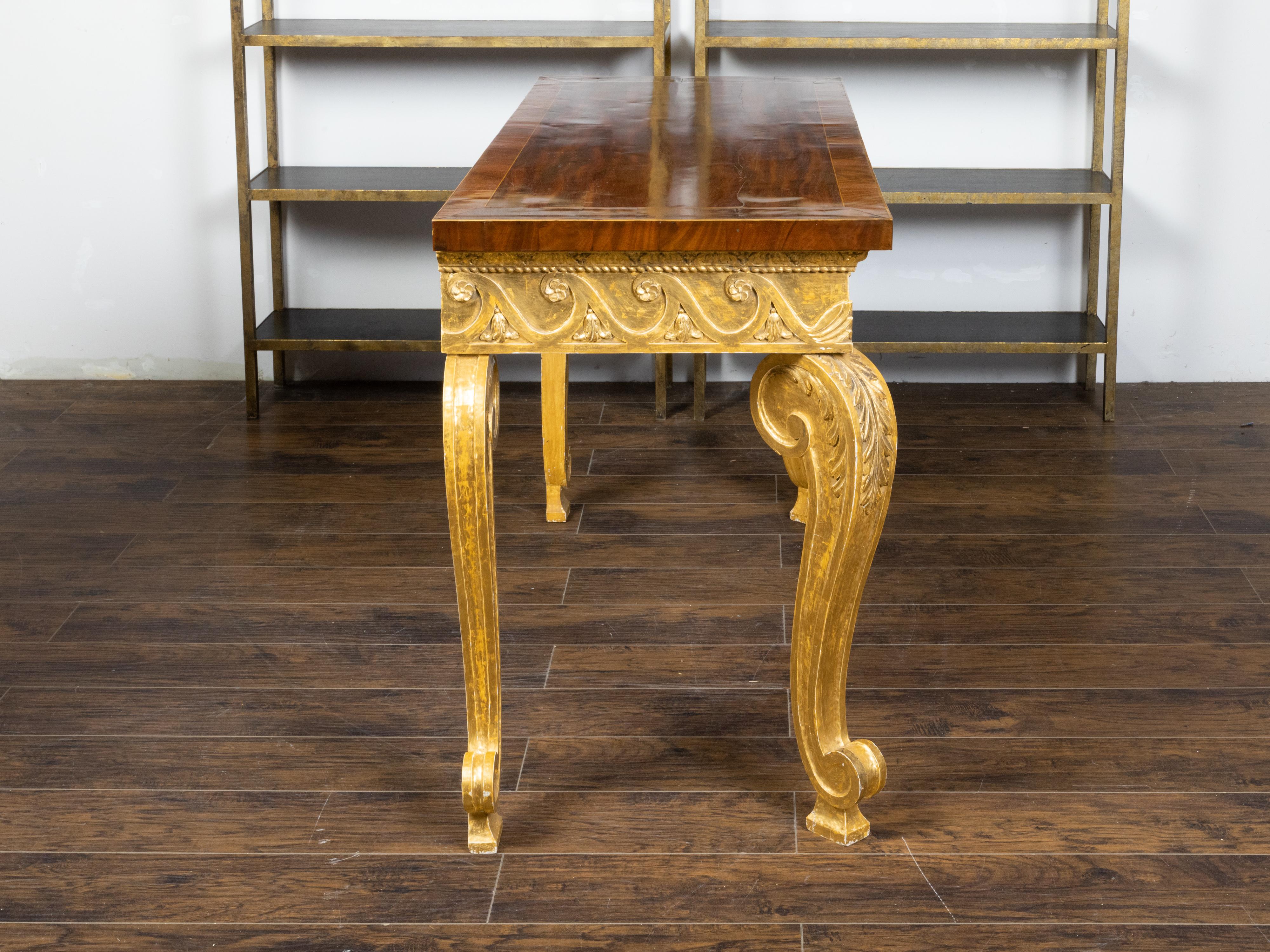 English 1800s Giltwood Console Table with Mahogany Top and Vitruvian Scrolls For Sale 6