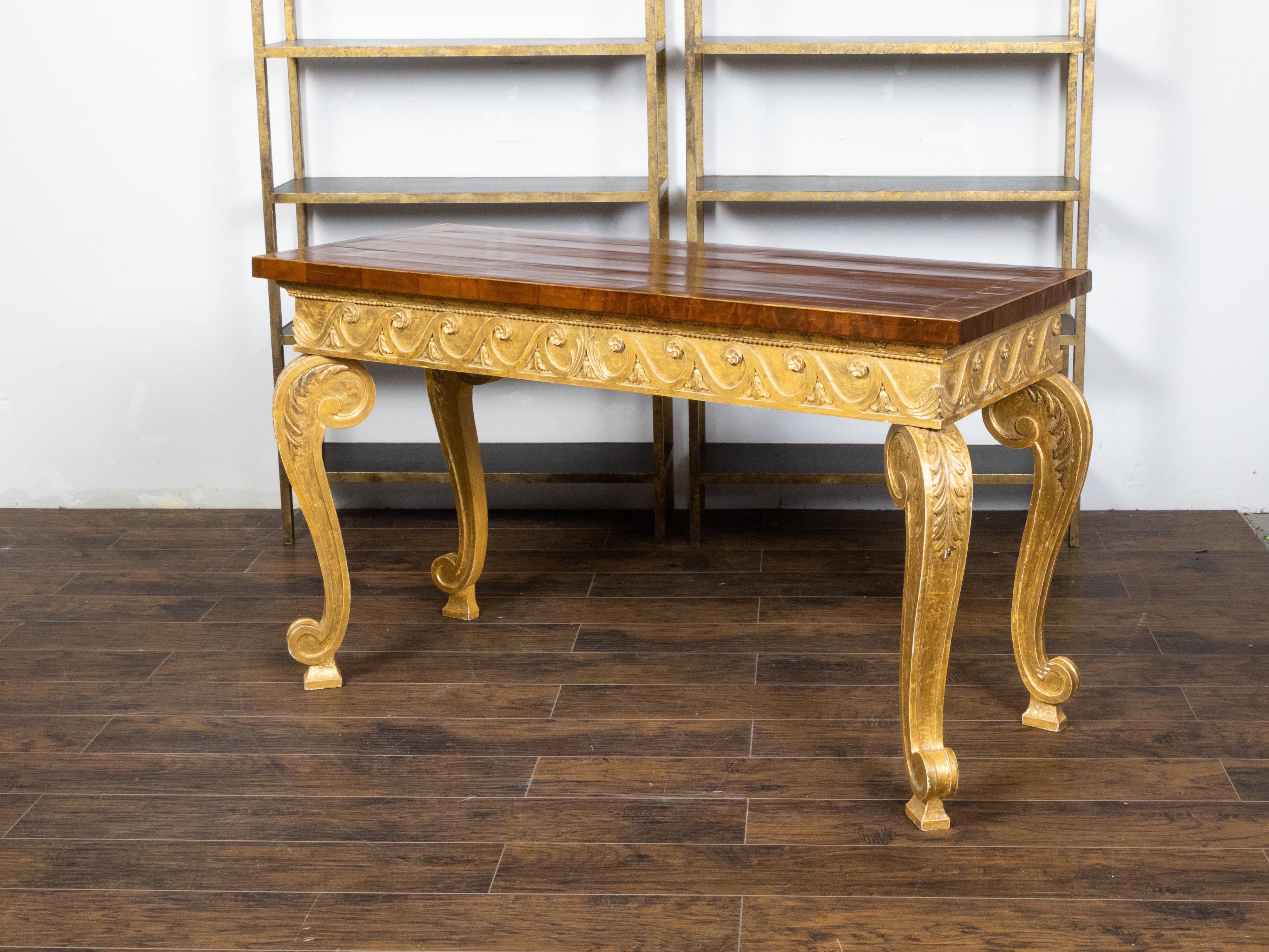 English 1800s Giltwood Console Table with Mahogany Top and Vitruvian Scrolls For Sale 3