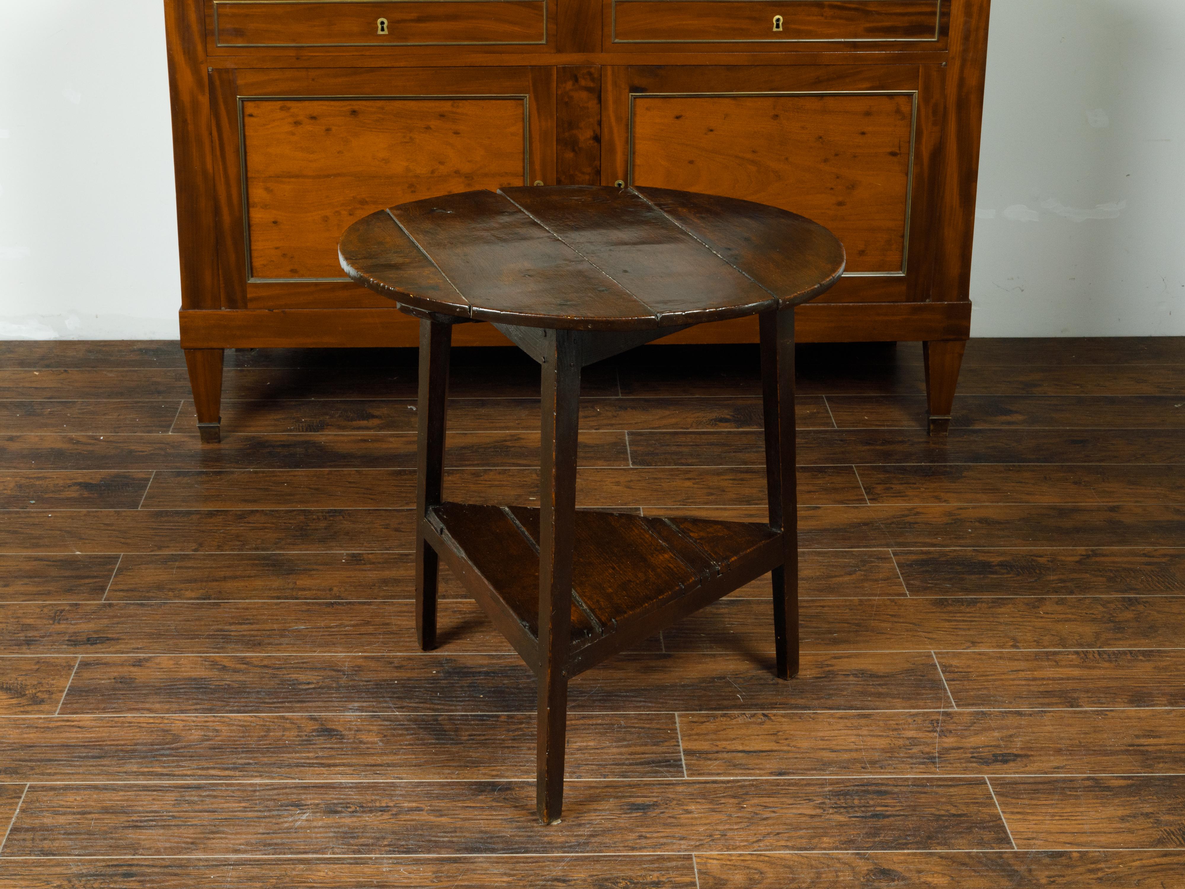 Rustic English 1800s Oak Cricket Table with Circular Top and Triangular Shelf