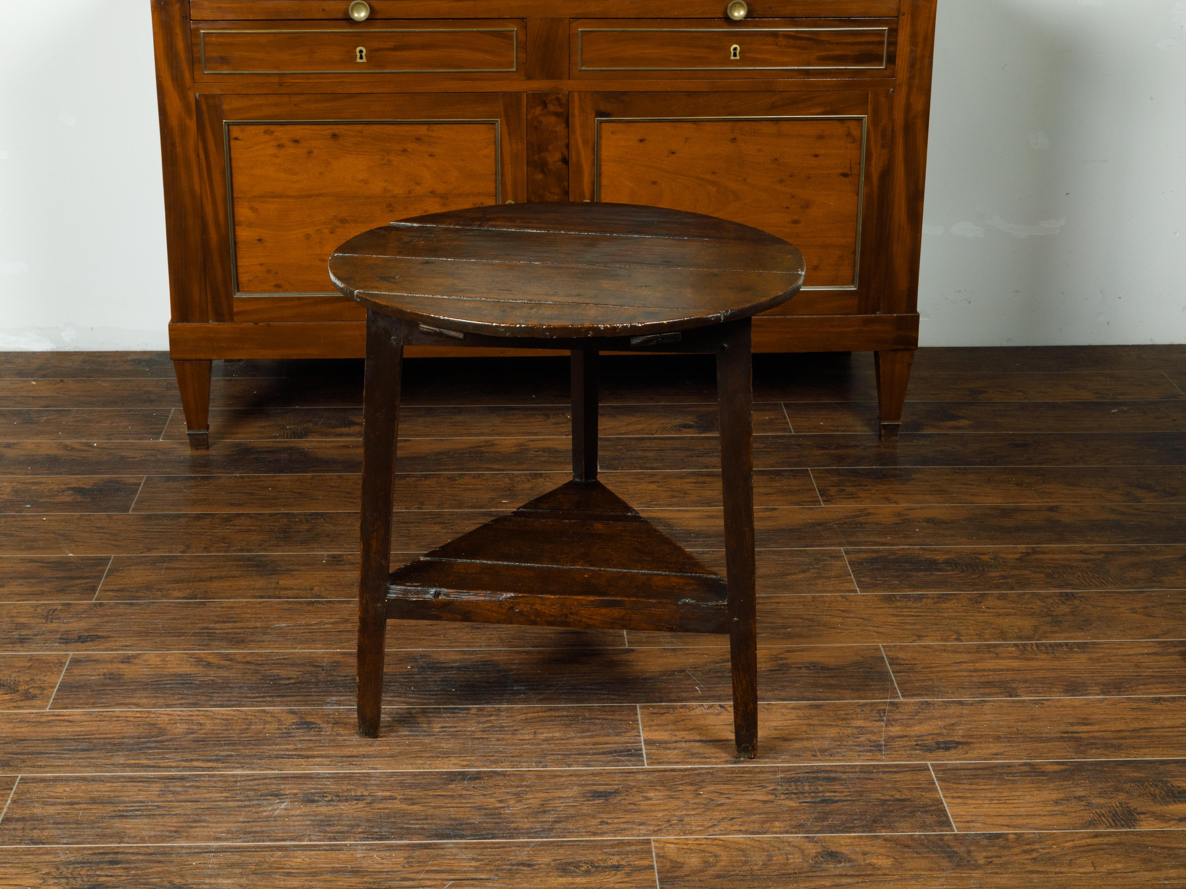 English 1800s Oak Cricket Table with Circular Top and Triangular Shelf In Good Condition In Atlanta, GA