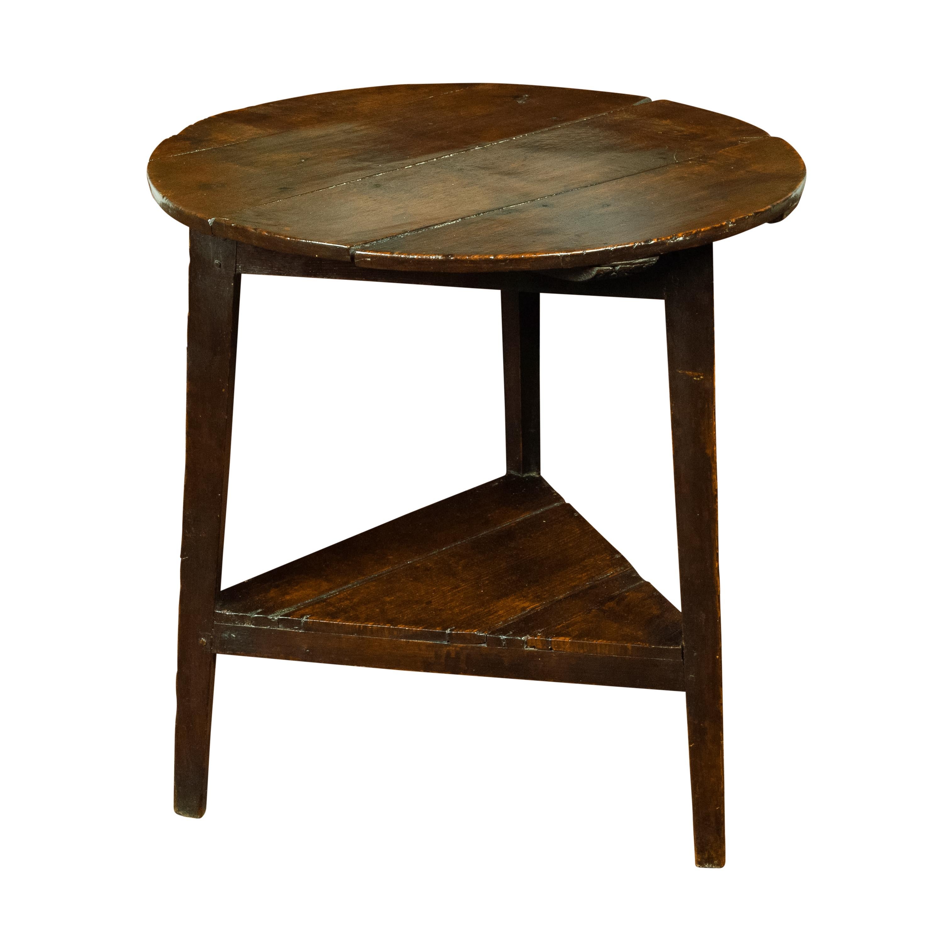 English 1800s Oak Cricket Table with Circular Top and Triangular Shelf