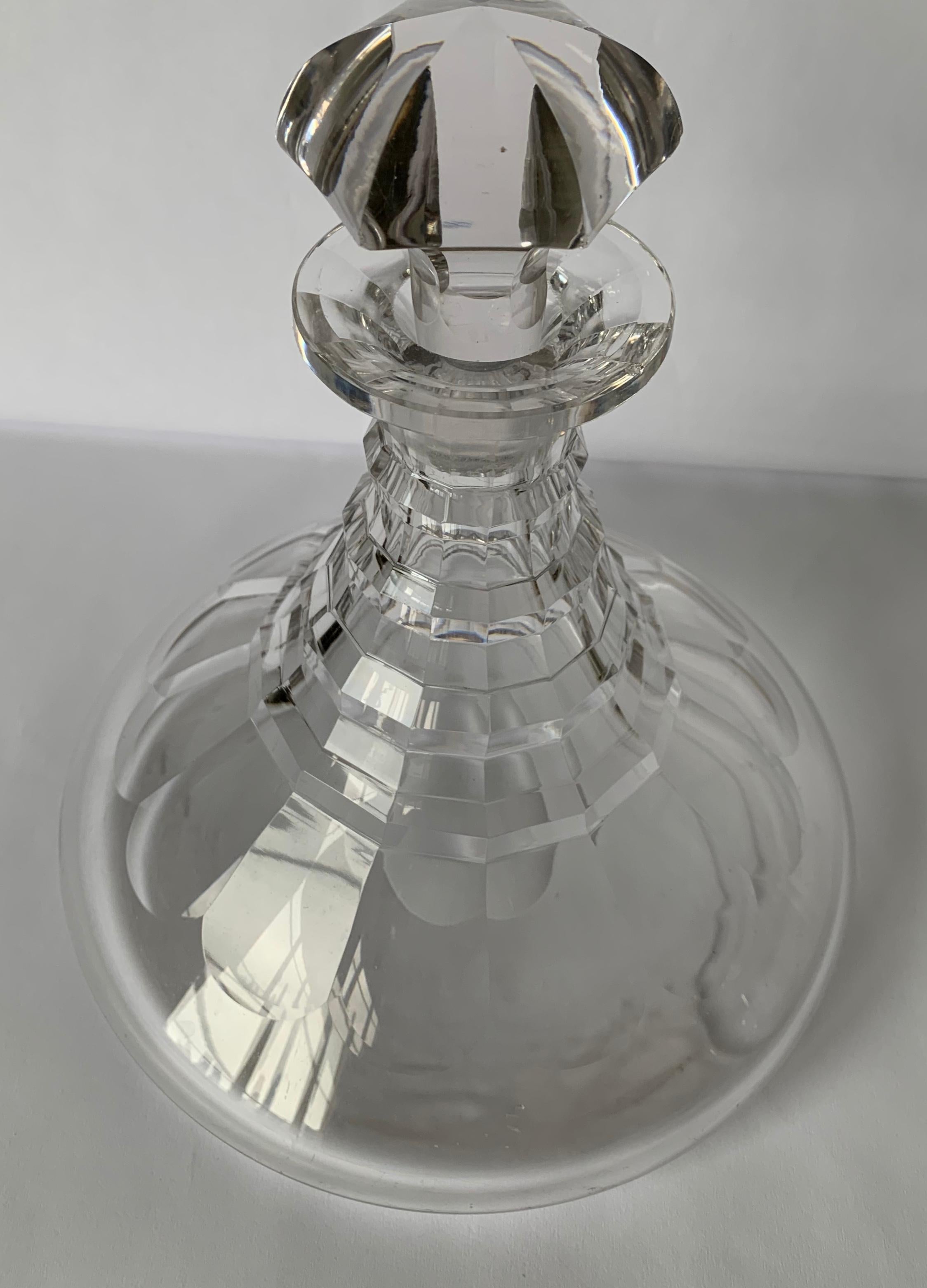 Carafe de bateau en verre taillé de style George III (1810). Motif de verre taillé à facettes sur toute la surface. Pas de marque de fabricant ni de signature.
Acheté chez Taylor B. Williams antiques, 1999.